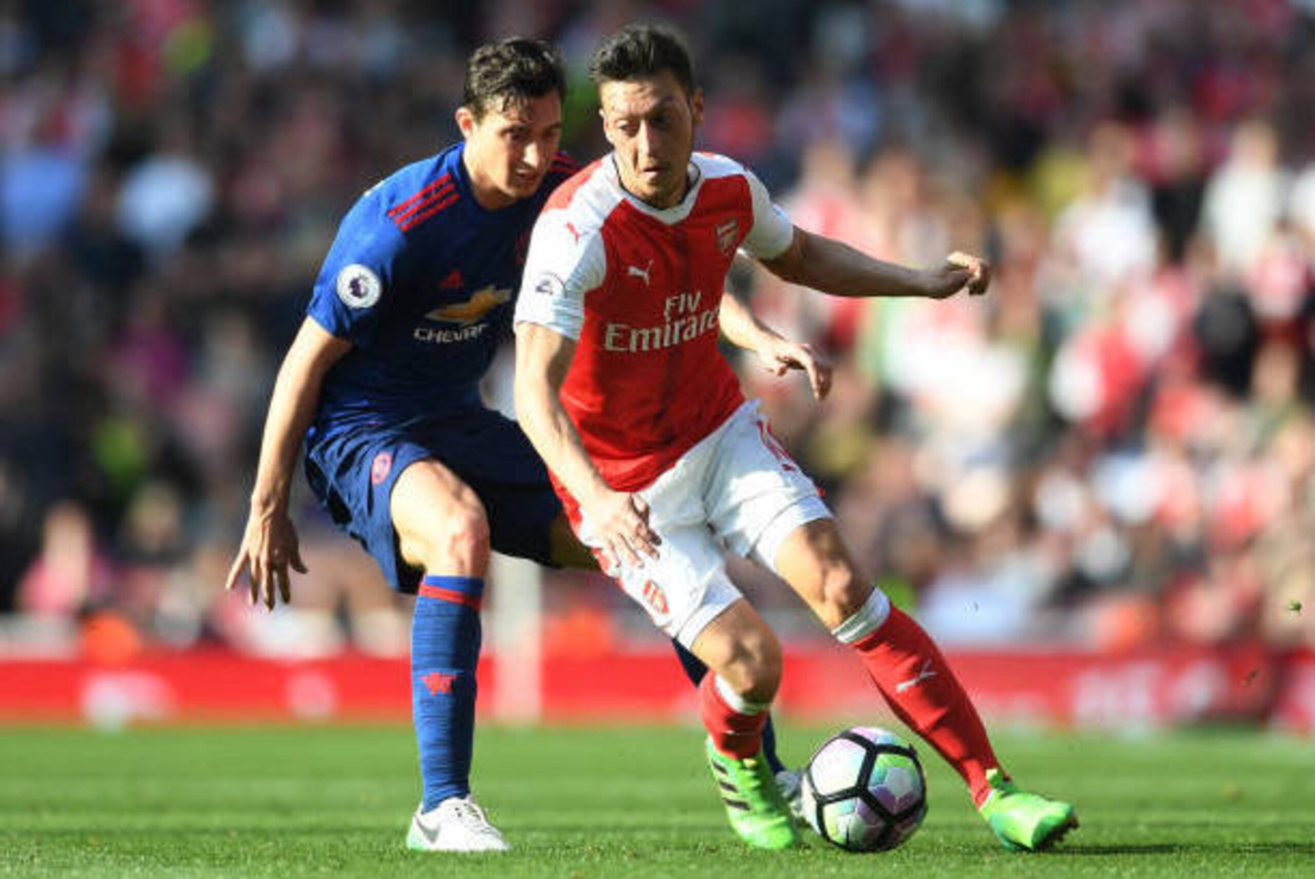 LONDON, ENGLAND - MAY 07: Matteo Darmian of Manchester United puts pressure on Mesut Ozil of Arsenal during the Premier League match between Arsenal and Manchester United at the Emirates Stadium on May 7, 2017 in London, England.  (Photo by Laurence Griff