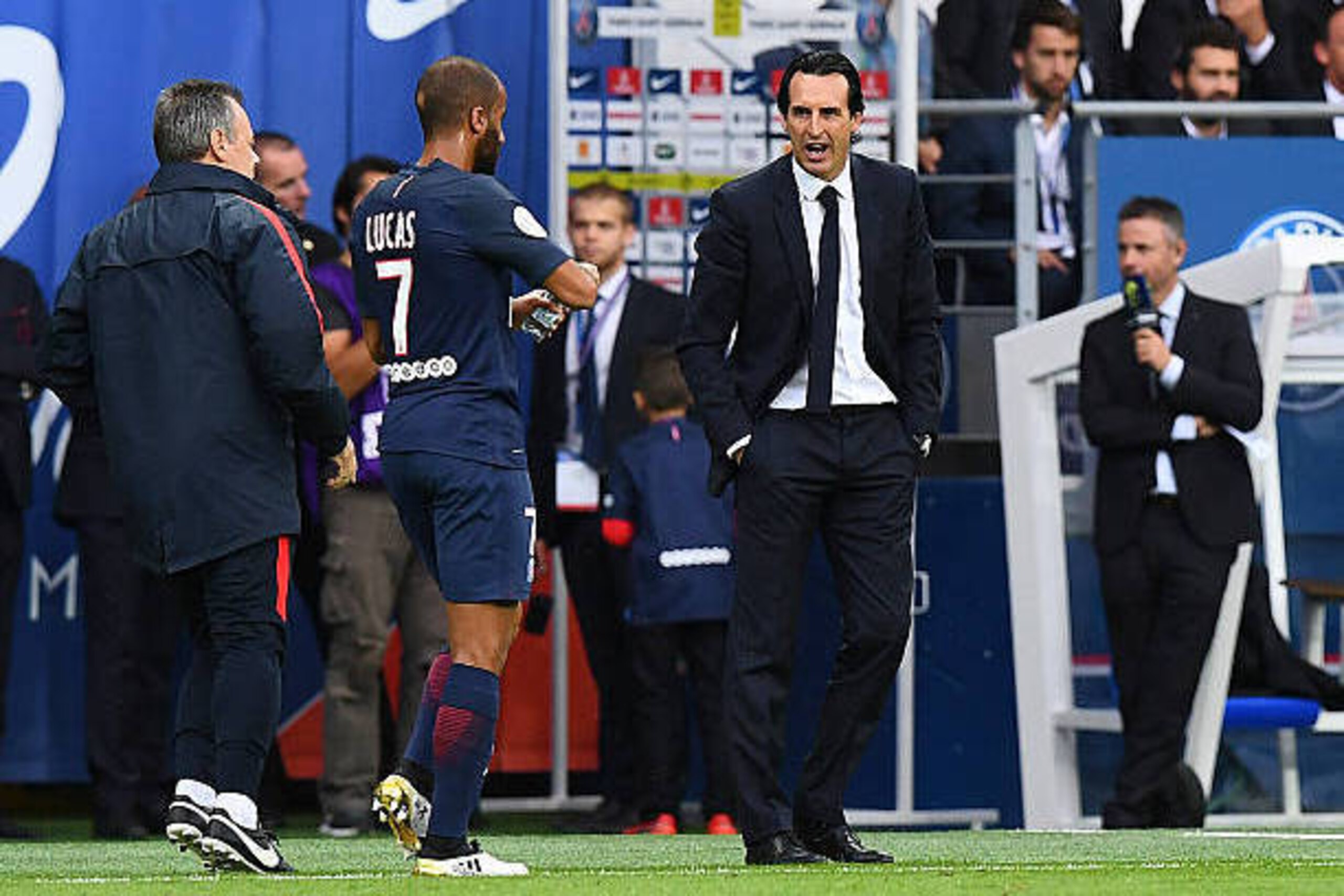 Paris Saint-Germain's Spanish head coach Unai Emery (R) speaks to Paris Saint-Germain's Brazilian midfielder Lucas Moura (L) during the French L1 football match between Paris Saint-Germain and Bordeaux at the Parc des Princes stadium in Paris on October 1