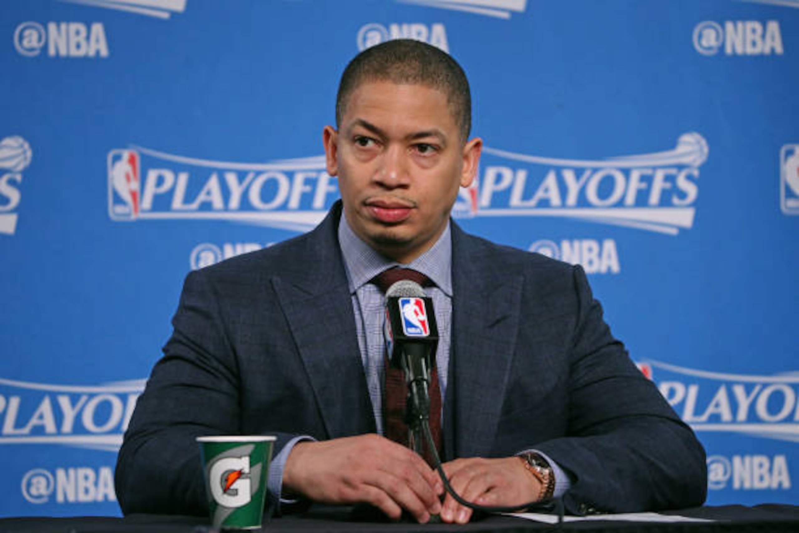 CLEVELAND, OH - MAY 3: Tyronn Lue of the Cleveland Cavaliers talks to the media during a press conference after Game Two of the Eastern Conference Semifinals against the Toronto Raptors during the 2017 NBA Playoffs on May 3, 2017 at Quicken Loans Arena i CLEVELAND, OH - MAY 3: Tyronn Lue of the Cleveland Cavaliers talks to the media during a press conference after Game Two of the Eastern Conference Semifinals against the Toronto Raptors during the 2017 NBA Playoffs on May 3, 2017 at Quicken Loans Arena i