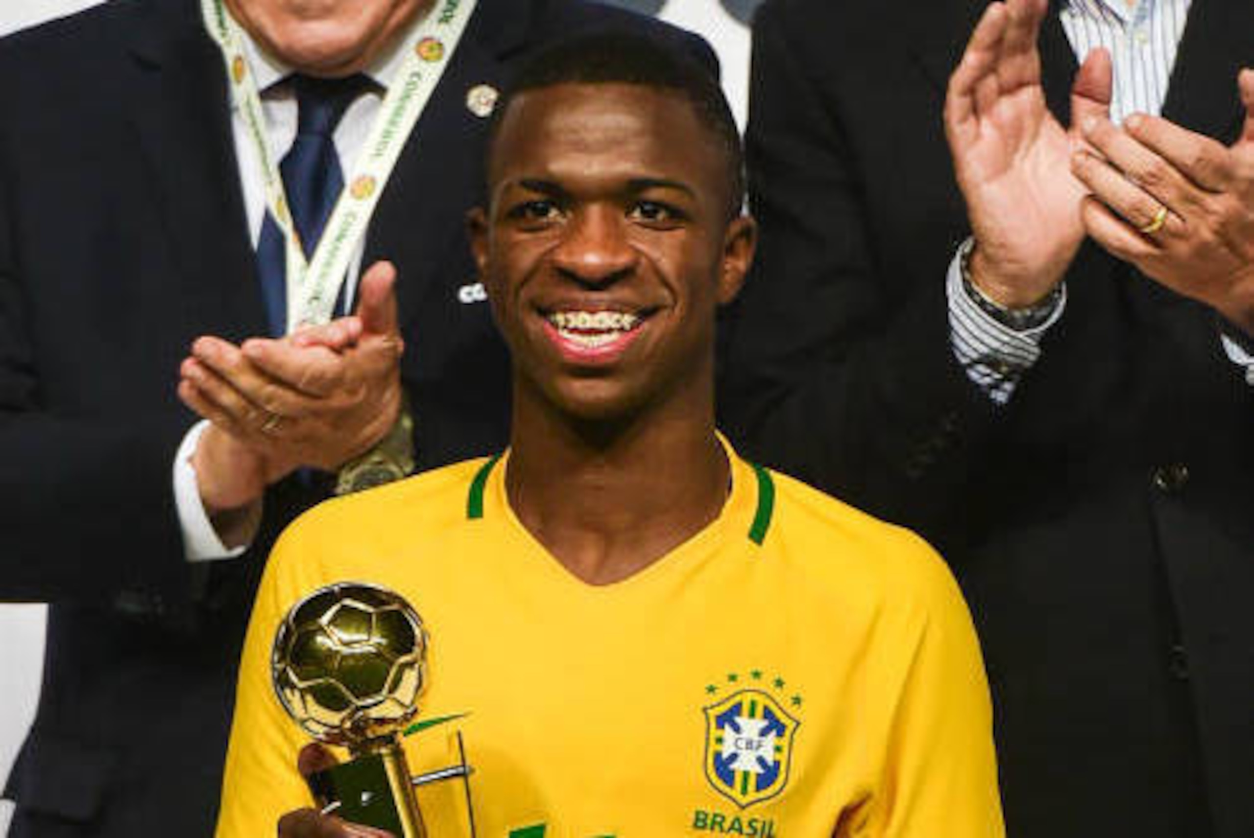 Brazil´s  Vinicius Junior poses with the best player trophy in the South American U-17 football tournament in Rancagua, some 90 km south of Santiago de Chile on March 19, 2017. / AFP PHOTO / MARTIN BERNETTI        (Photo credit should read MARTIN BERNETTI