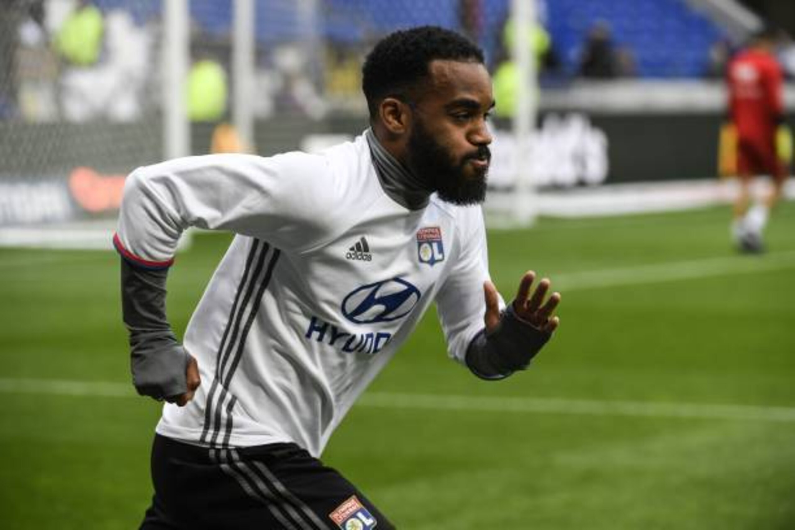 Lyon's French forward Alexandre Lacazette warms up before the French L1 football match Olympique Lyonnais against FC Nantes, on May 7, 2017 at the Parc Olympique Lyonnais stadium in Decines-Charpieu, near Lyon, southeastern France.      / AFP PHOTO / PHIL