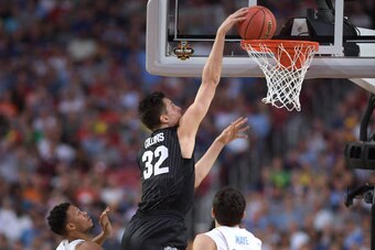 GLENDALE, AZ - APRIL 03: Zach Collins #32 of the Gonzaga Bulldogs dunks the ball against the North Carolina Tar Heels during the 2017 NCAA Men's Final Four Championship at University of Phoenix Stadium on April 3, 2017 in Glendale, Arizona. North Carolina