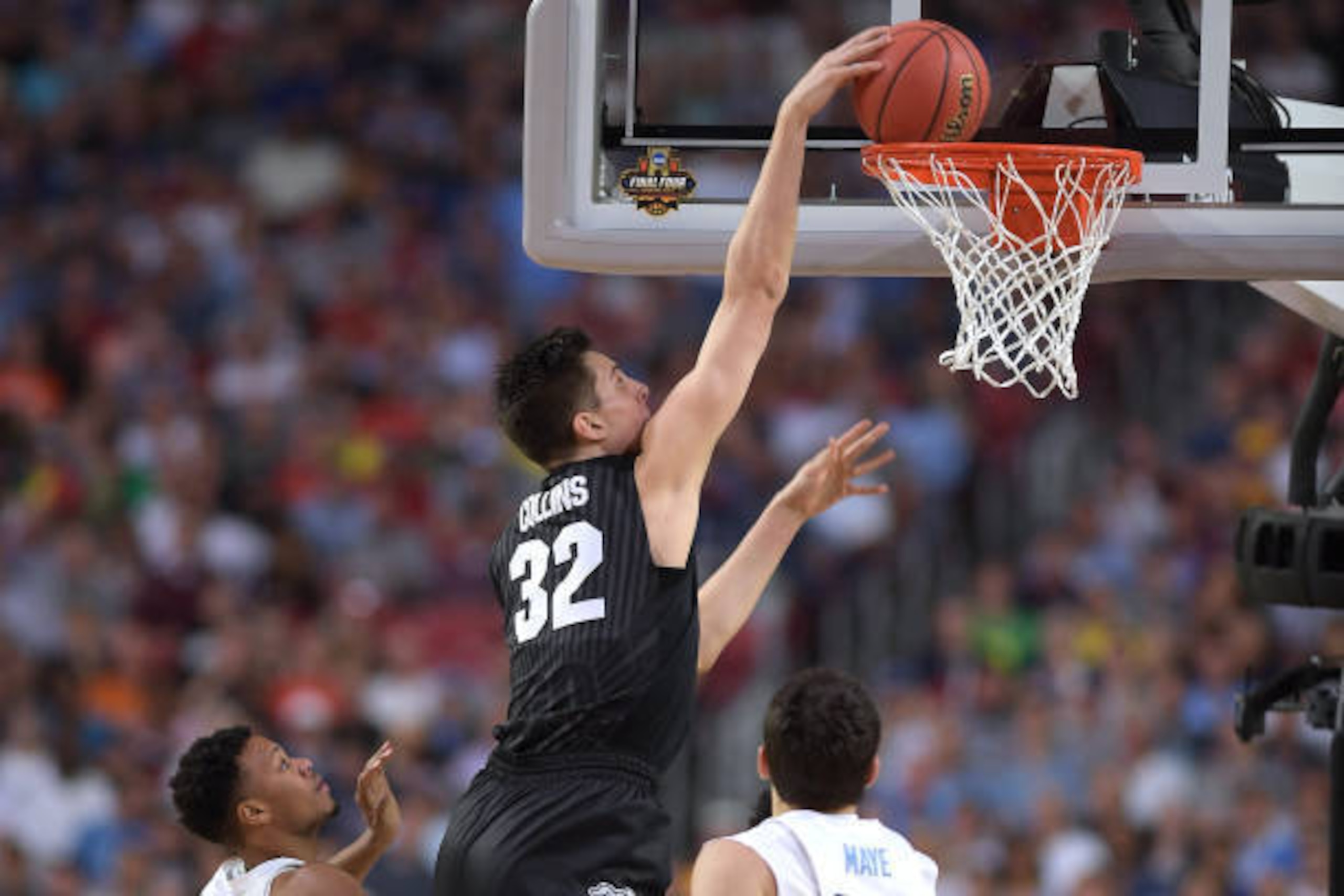 GLENDALE, AZ - APRIL 03: Zach Collins #32 of the Gonzaga Bulldogs dunks the ball against the North Carolina Tar Heels during the 2017 NCAA Men's Final Four Championship at University of Phoenix Stadium on April 3, 2017 in Glendale, Arizona. North Carolina