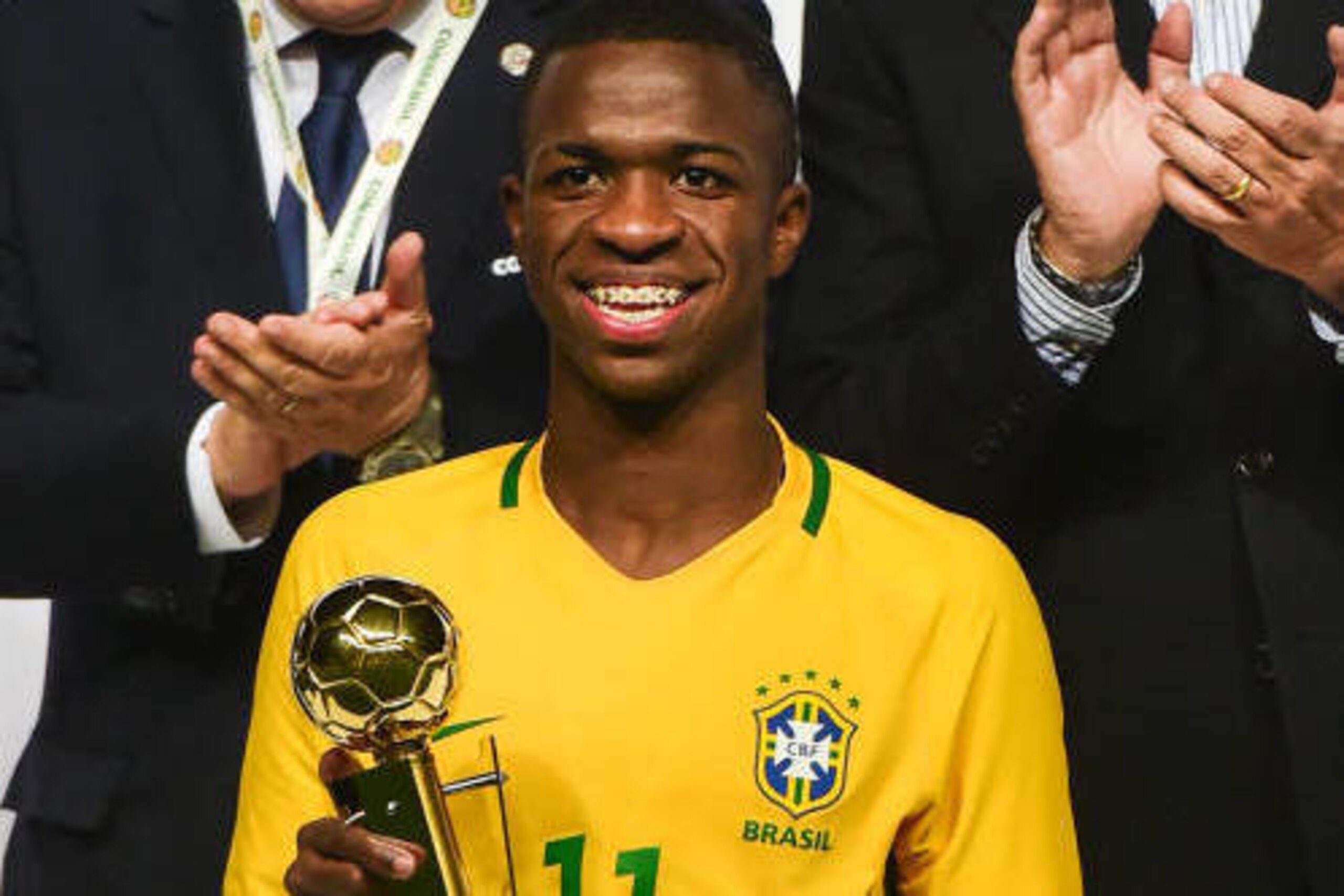 Brazil´s  Vinicius Junior poses with the best player trophy in the South American U-17 football tournament in Rancagua, some 90 km south of Santiago de Chile on March 19, 2017. / AFP PHOTO / MARTIN BERNETTI        (Photo credit should read MARTIN BERNETTI