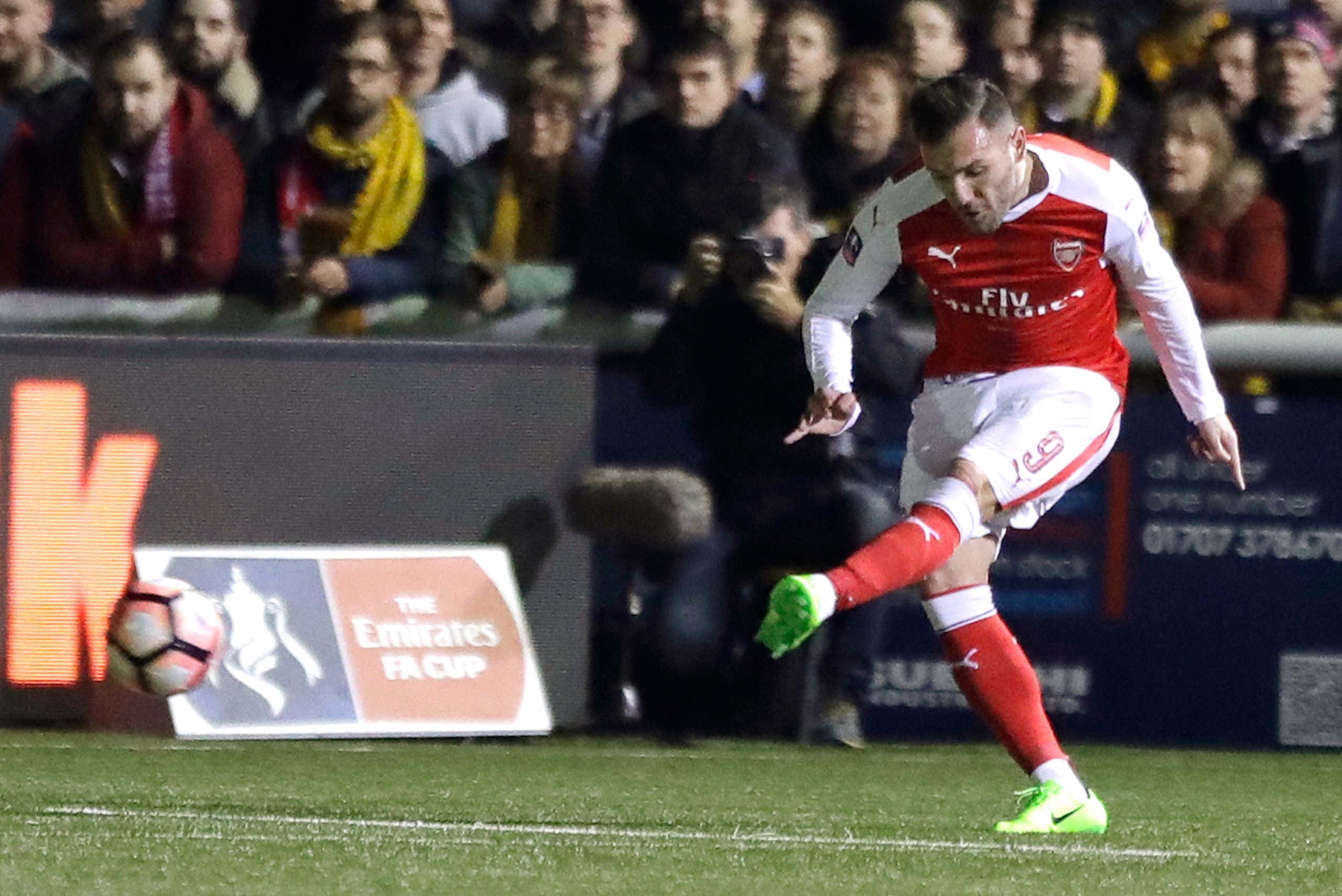 Wenger wants Perez to stay at Arsenal beyond this season.