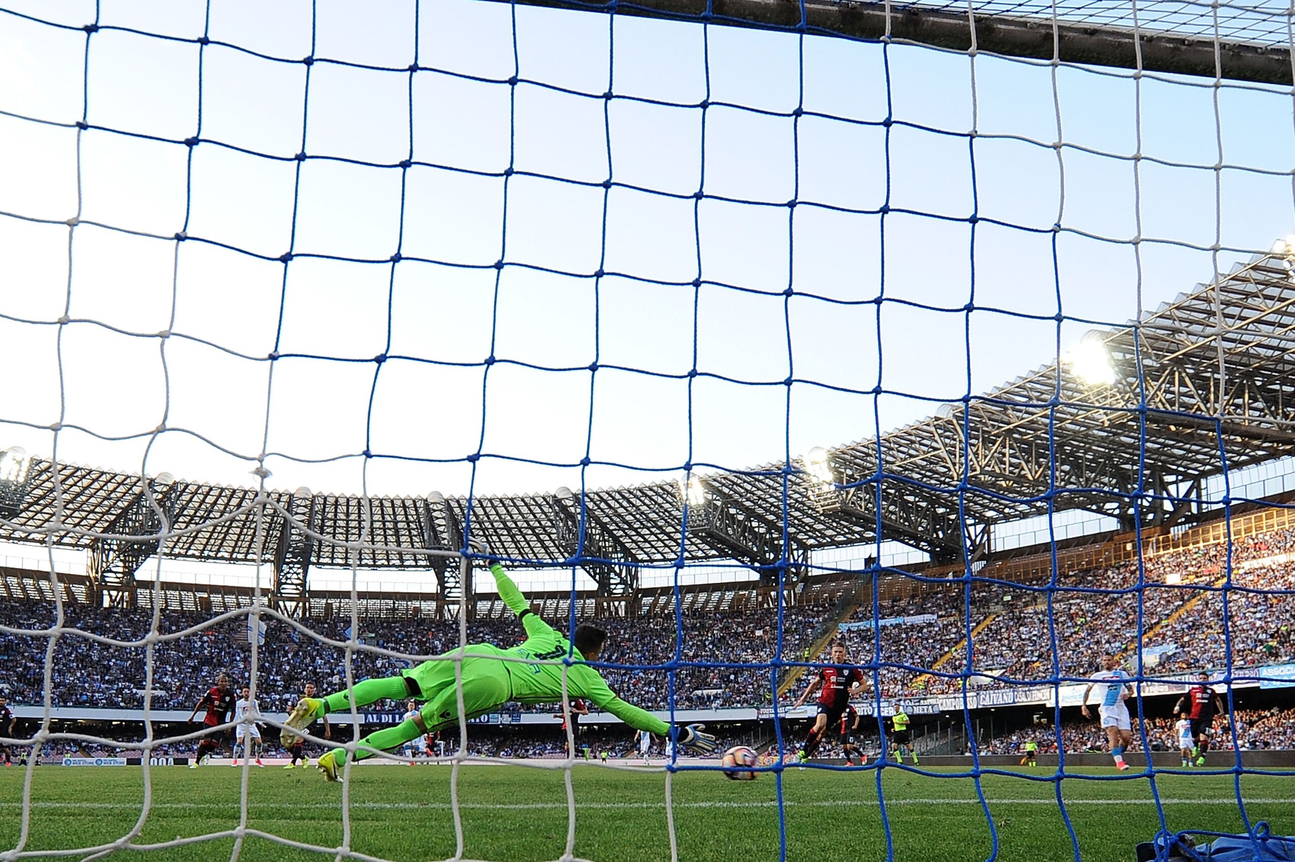 NAPLES, ITALY - MAY 06:  Player of SSC Napoli Dries Mertens scores the 2-0 goal during the Serie A match between SSC Napoli and Cagliari Calcio at Stadio San Paolo on May 6, 2017 in Naples, Italy.  (Photo by Francesco Pecoraro/Getty Images)
