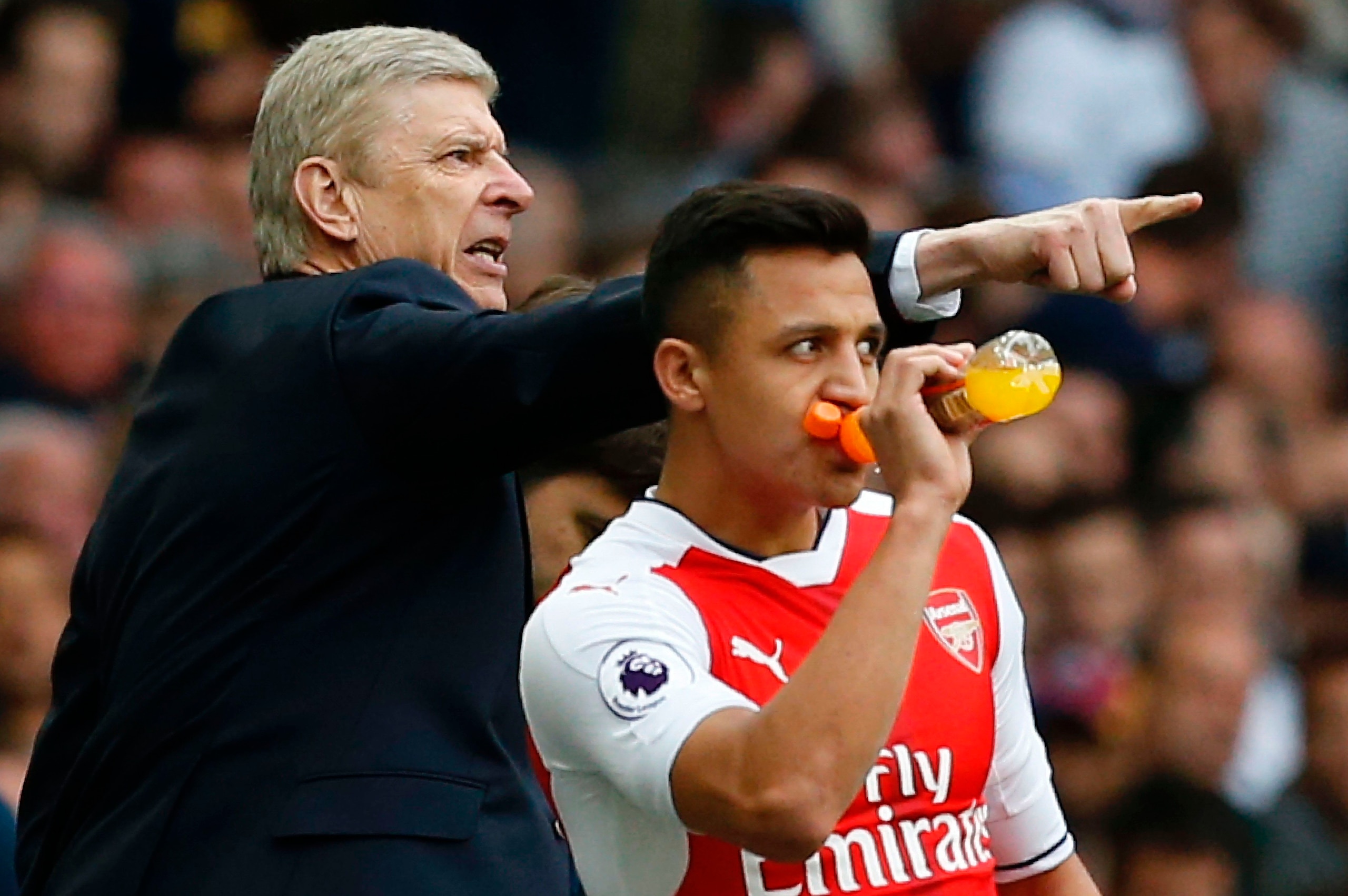 Arsenal's French manager Arsene Wenger (L) gestures alongside Arsenal's Chilean striker Alexis Sanchez during the English Premier League football match between Tottenham Hotspur and Arsenal at White Hart Lane in London, on April 30, 2017.  / AFP PHOTO / I