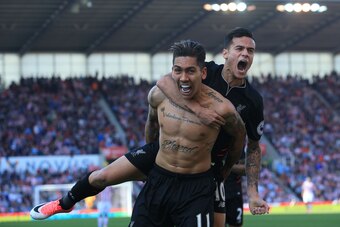 Liverpool's Brazilian midfielder Roberto Firmino (L) celebrates scoring his team's second goal with Liverpool's Brazilian midfielder Philippe Coutinho during the English Premier League football match between Stoke City and Liverpool at the Bet365 Stadium 