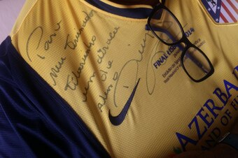 A note from Costa on a signed shirt he sent Flavio reads, "For my coach Flavinho, a hug from the student Diego"
