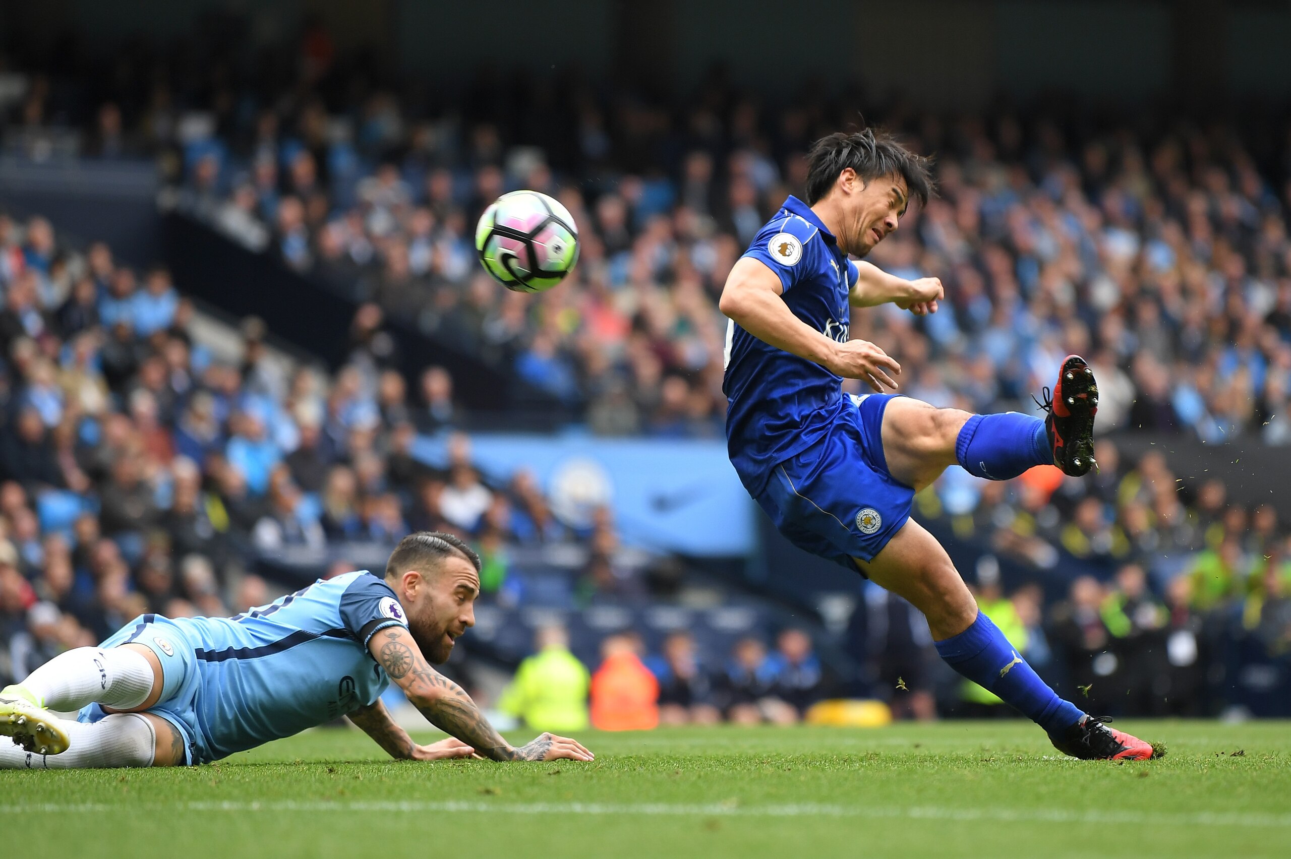 MANCHESTER, ENGLAND - MAY 13:  Shinji Okazaki of Leicester City scores his sides first goal during the Premier League match between Manchester City and Leicester City at Etihad Stadium on May 13, 2017 in Manchester, England.  (Photo by Laurence Griffiths/