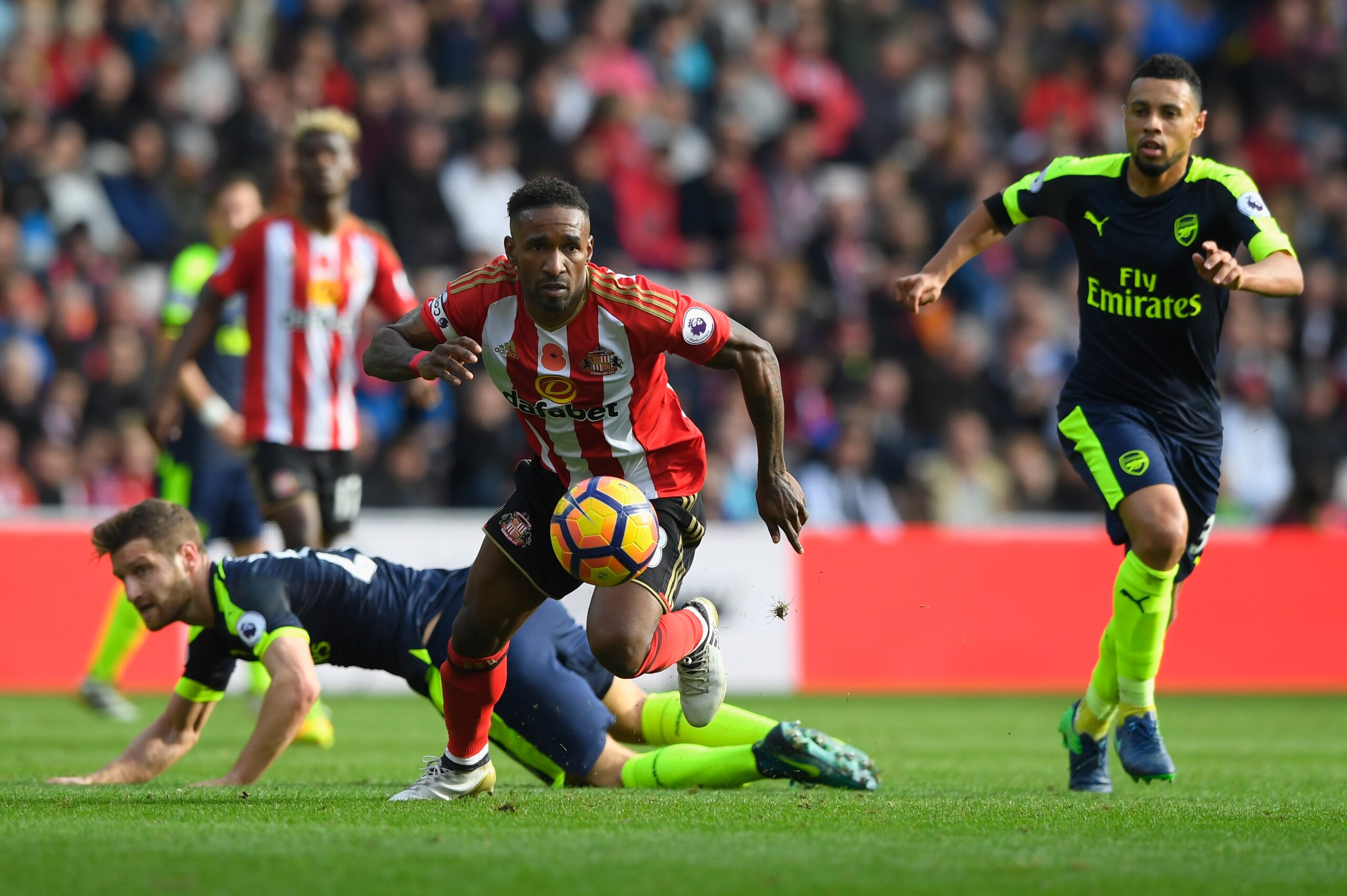 SUNDERLAND, ENGLAND - OCTOBER 29: Shkodran Mustafi challenges Jermain Defoe of Sunderland during the Premier League match between Sunderland and Arsenal at Stadium of Light on October 29, 2016 in Sunderland, England. (Photo by Stu Forster/Getty Images) SUNDERLAND, ENGLAND - OCTOBER 29: Shkodran Mustafi challenges Jermain Defoe of Sunderland during the Premier League match between Sunderland and Arsenal at Stadium of Light on October 29, 2016 in Sunderland, England. (Photo by Stu Forster/Getty Images)