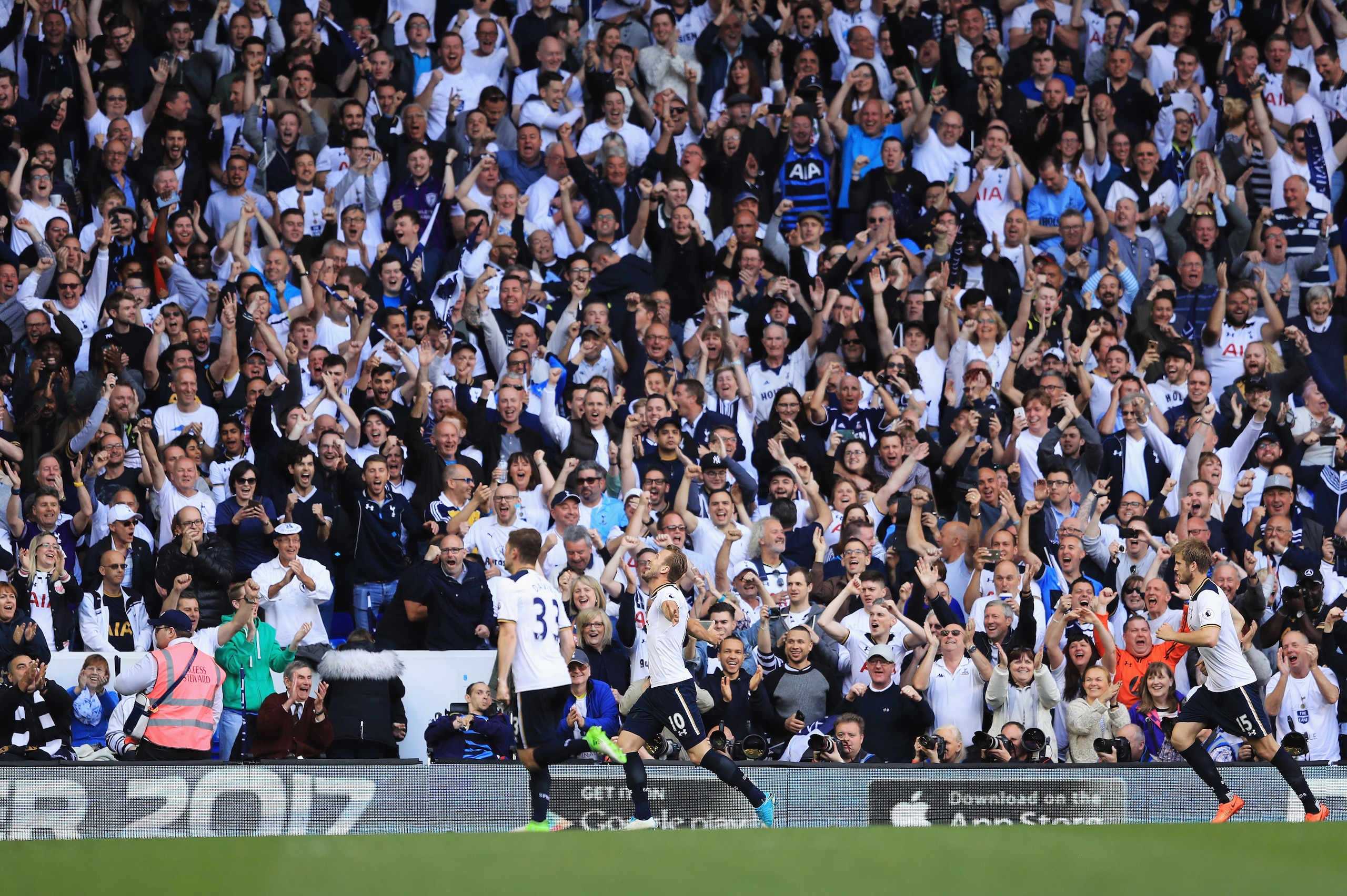 LONDON, ENGLAND - MAY 14:  Harry Kane of Tottenham Hotspur celebrates scoring his sides second goal with his Tottenham Hotspur team mates and the Tottenham Hotspur fans during the Premier League match between Tottenham Hotspur and Manchester United at Whi