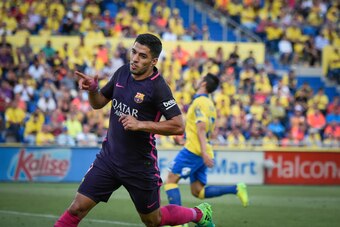 Barcelona's Uruguayan forward Luis Suarez celebrates a goal during the Spanish league football match UD Las Palmas vs FC Barcelona at the Gran Canaria stadium in Las Palmas de Gran Canaria on May 14, 2017. / AFP PHOTO / DESIREE MARTIN        (Photo credit