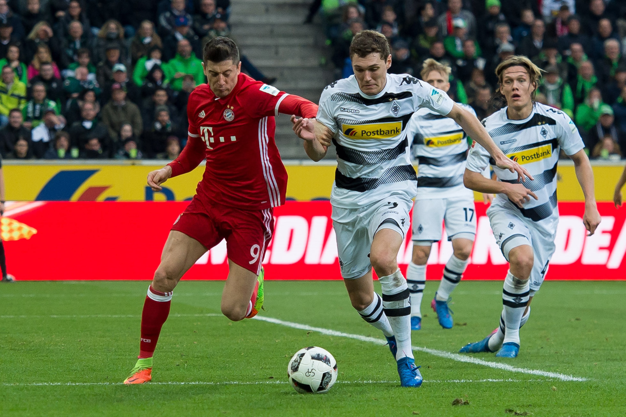 MOENCHENGLADBACH, GERMANY - MARCH 19: Robert Lewandowski of Bayern Muenchen and Andreas Christensen of Borussia Moenchengladbach battle for the ball during the Bundesliga match between Borussia Moenchengladbach and Bayern Muenchen at Borussia-Park on Marc