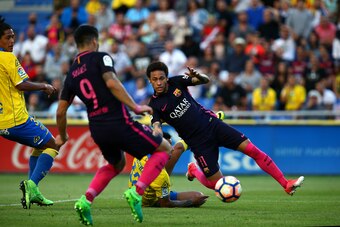 LAS PALMAS, SPAIN - MAY 14: Neymar of Barcelona scores his second goal and the teams third of the game during the La Liga match between UD Las Palmas and Barcelona at Estadio de Gran Canaria on May 14, 2017 in Las Palmas, Spain. (Photo by Charlie Crowhurs