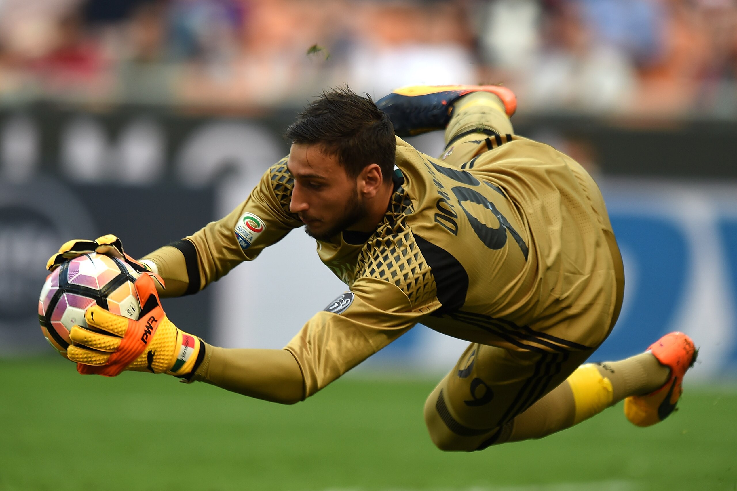 MILAN, ITALY - APRIL 09: Gianluigi Donnarumma goalkeeper of Milan in action during the Serie A match between AC Milan and US Citta di Palermo at Stadio Giuseppe Meazza on April 9, 2017 in Milan, Italy.  (Photo by Tullio M. Puglia/Getty Images)