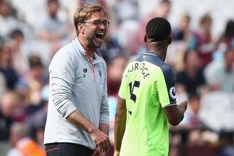 STRATFORD, ENGLAND - MAY 14:  Jurgen Klopp, Manager of Liverpool speaks to Daniel Sturridge of Liverpool during the Premier League match between West Ham United and Liverpool at London Stadium on May 14, 2017 in Stratford, England.  (Photo by Jan Kruger/G
