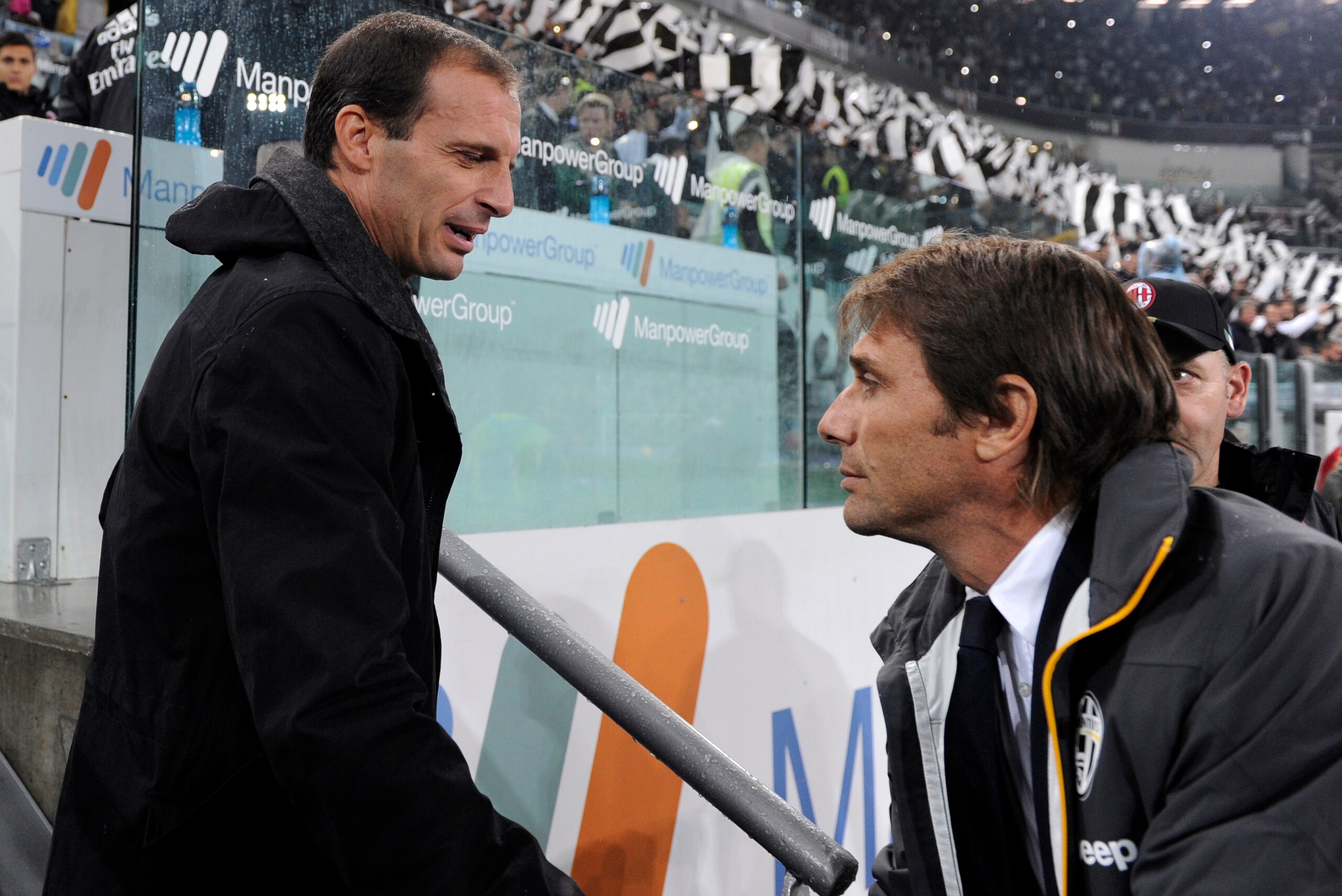 AC Milan's coach Massimiliano Allegri (L) and Juventus' coach Antonio Conte are pictured during the Serie A football match Juventus vs AC Milan on October 6, 2013 in Turin. AFP PHOTO / ALBERTO LINGRIA        (Photo credit should read ALBERTO LINGRIA/AFP/G