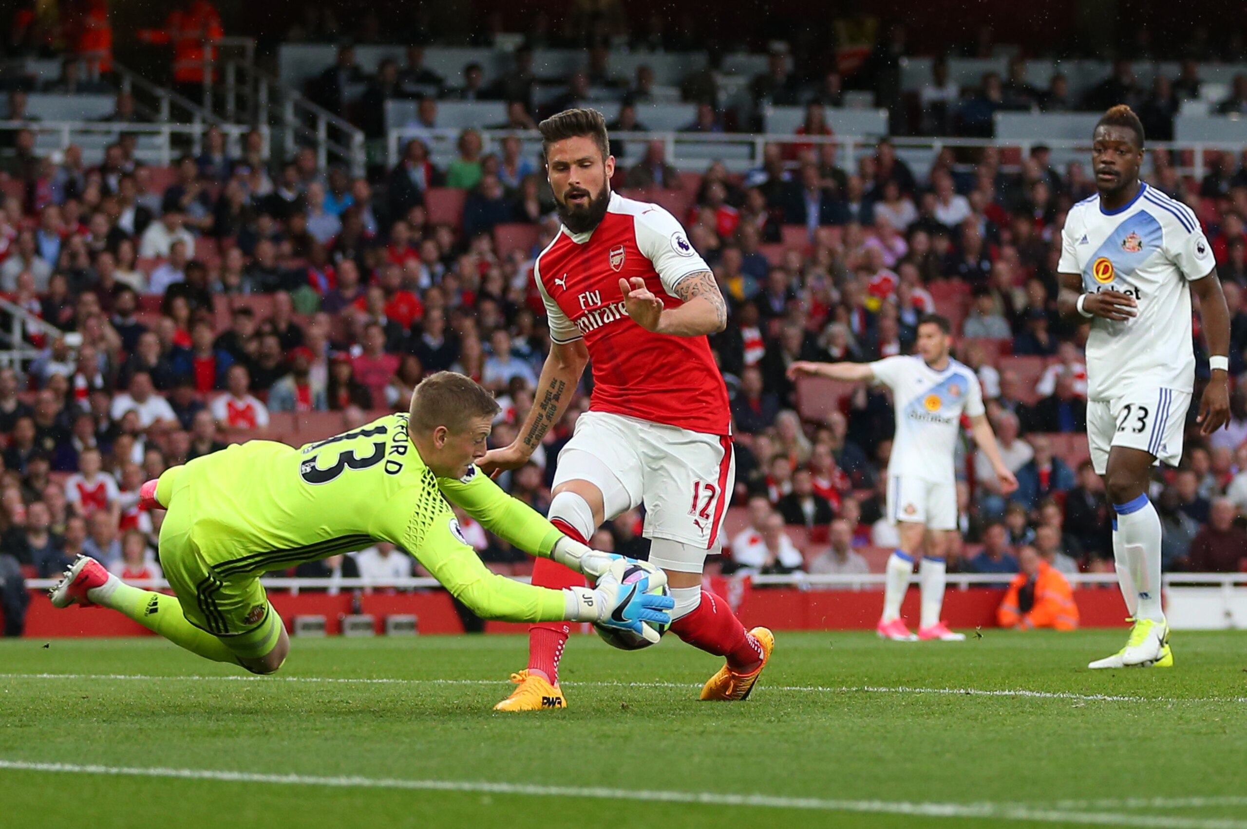 LONDON, ENGLAND - MAY 16: Jordan Pickford of Sunderland saves from Olivier Giroud of Arsenal during the Premier League match between Arsenal and Sunderland at Emirates Stadium on May 16, 2017 in London, England. (Photo by Catherine Ivill - AMA/Getty Image