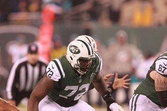 EAST RUTHERFORD, NJ - DECEMBER 17: Tackle Brandon Shell #72 the New York Jets blocks against the Miami Dolphins at MetLife Stadium on December 17, 2016 in East Rutherford, New Jersey. (Photo by Al Pereira/Getty Images)