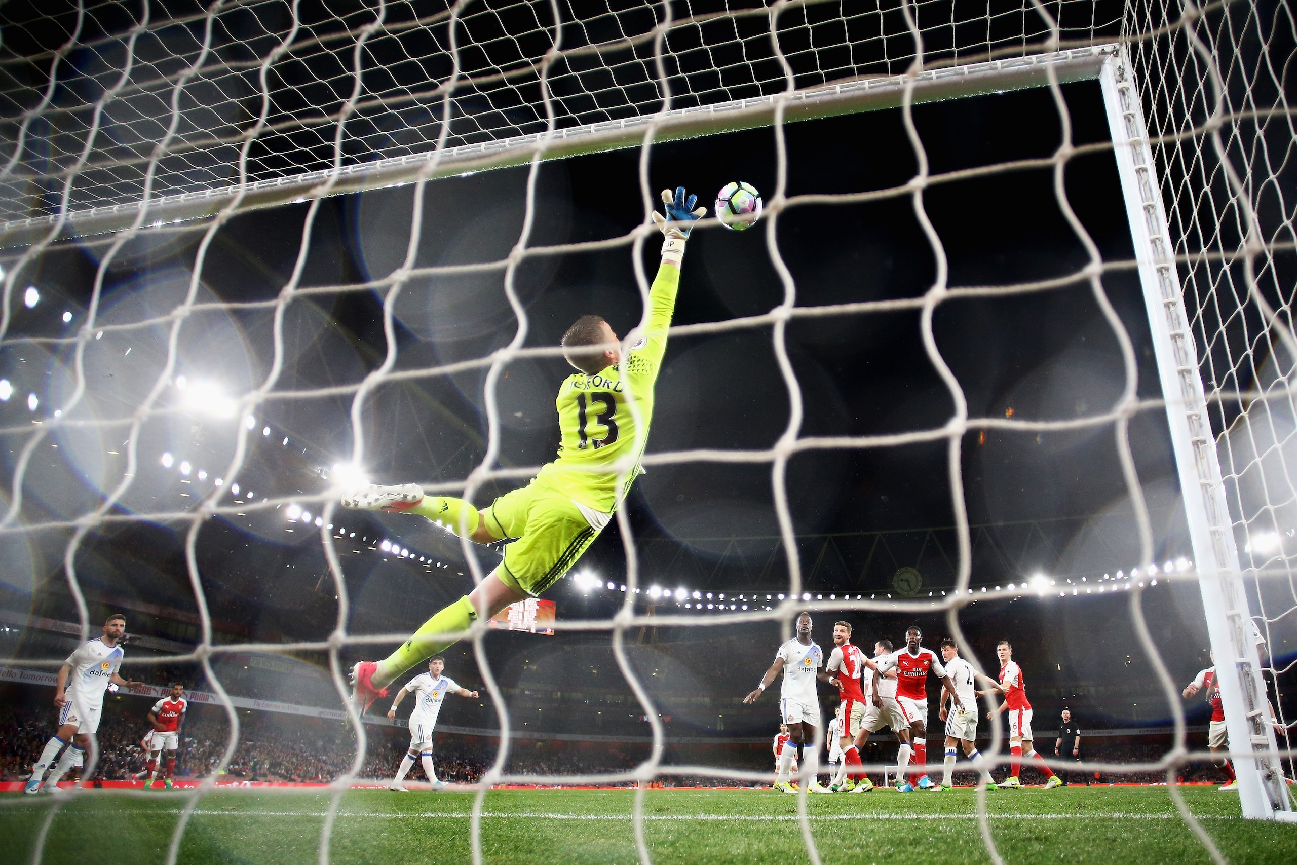LONDON, ENGLAND - MAY 16:  Jordan Pickford of Sunderland stretches to make a save during the Premier League match between Arsenal and Sunderland at Emirates Stadium on May 16, 2017 in London, England.  (Photo by Richard Heathcote/Getty Images)
