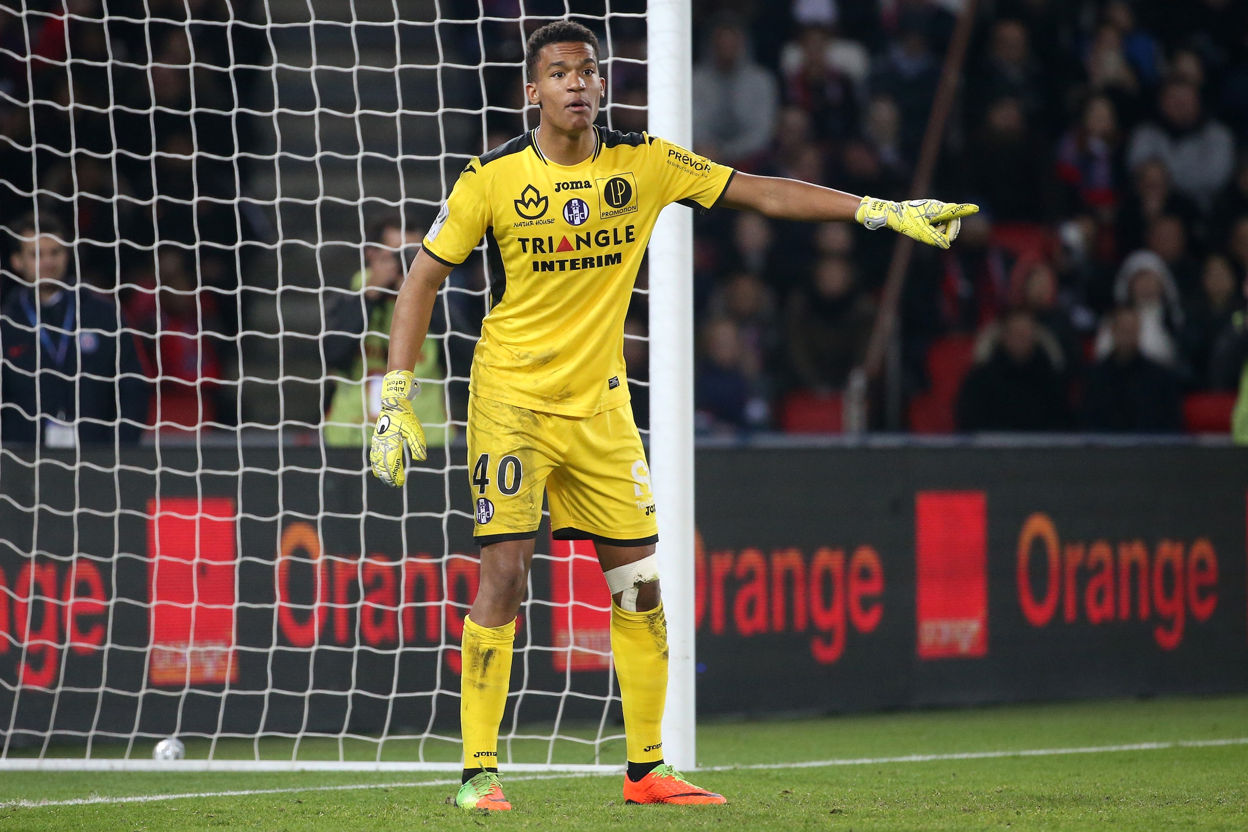 PARIS, FRANCE - FEBRUARY 19: Goalkeeper of Toulouse Alban Lafont in action during the French Ligue 1 match between Paris Saint-Germain (PSG) and Toulouse FC (TFC) at Parc des Princes stadium on February 19, 2017 in Paris, France. (Photo by Jean Catuffe/Ge PARIS, FRANCE - FEBRUARY 19: Goalkeeper of Toulouse Alban Lafont in action during the French Ligue 1 match between Paris Saint-Germain (PSG) and Toulouse FC (TFC) at Parc des Princes stadium on February 19, 2017 in Paris, France. (Photo by Jean Catuffe/Ge