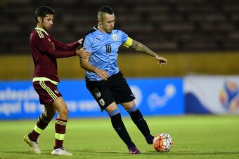 Uruguay's player Rodrigo Nahuel Amaral (R) vies for the ball with Venezuela's player Jose Hernandez during their South American Championship U-20 football match in the Olimpico Atahualpa stadium in Quito on February 8, 2017. / AFP / RODRIGO BUENDIA       