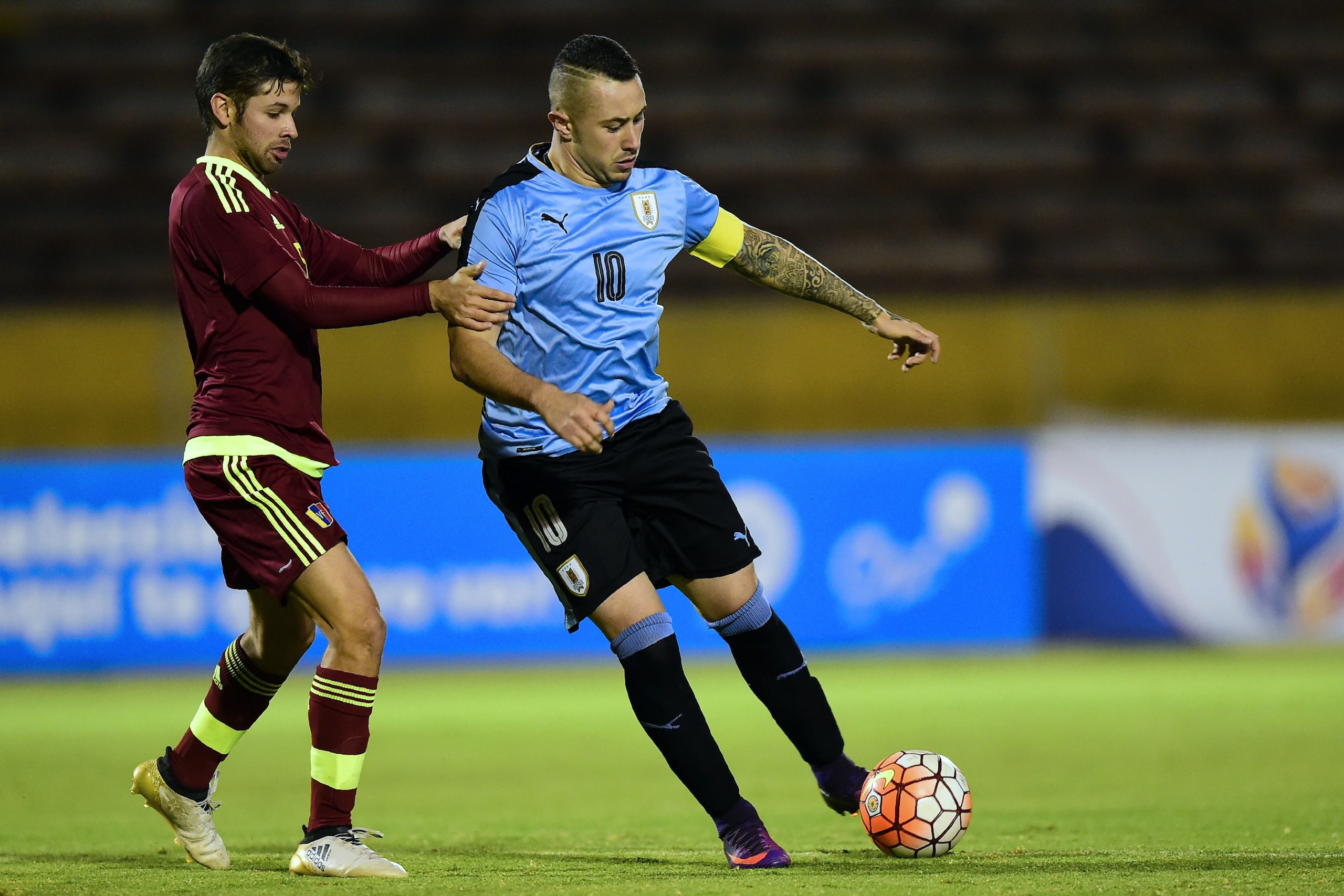 Uruguay's player Rodrigo Nahuel Amaral (R) vies for the ball with Venezuela's player Jose Hernandez during their South American Championship U-20 football match in the Olimpico Atahualpa stadium in Quito on February 8, 2017. / AFP / RODRIGO BUENDIA Uruguay's player Rodrigo Nahuel Amaral (R) vies for the ball with Venezuela's player Jose Hernandez during their South American Championship U-20 football match in the Olimpico Atahualpa stadium in Quito on February 8, 2017. / AFP / RODRIGO BUENDIA