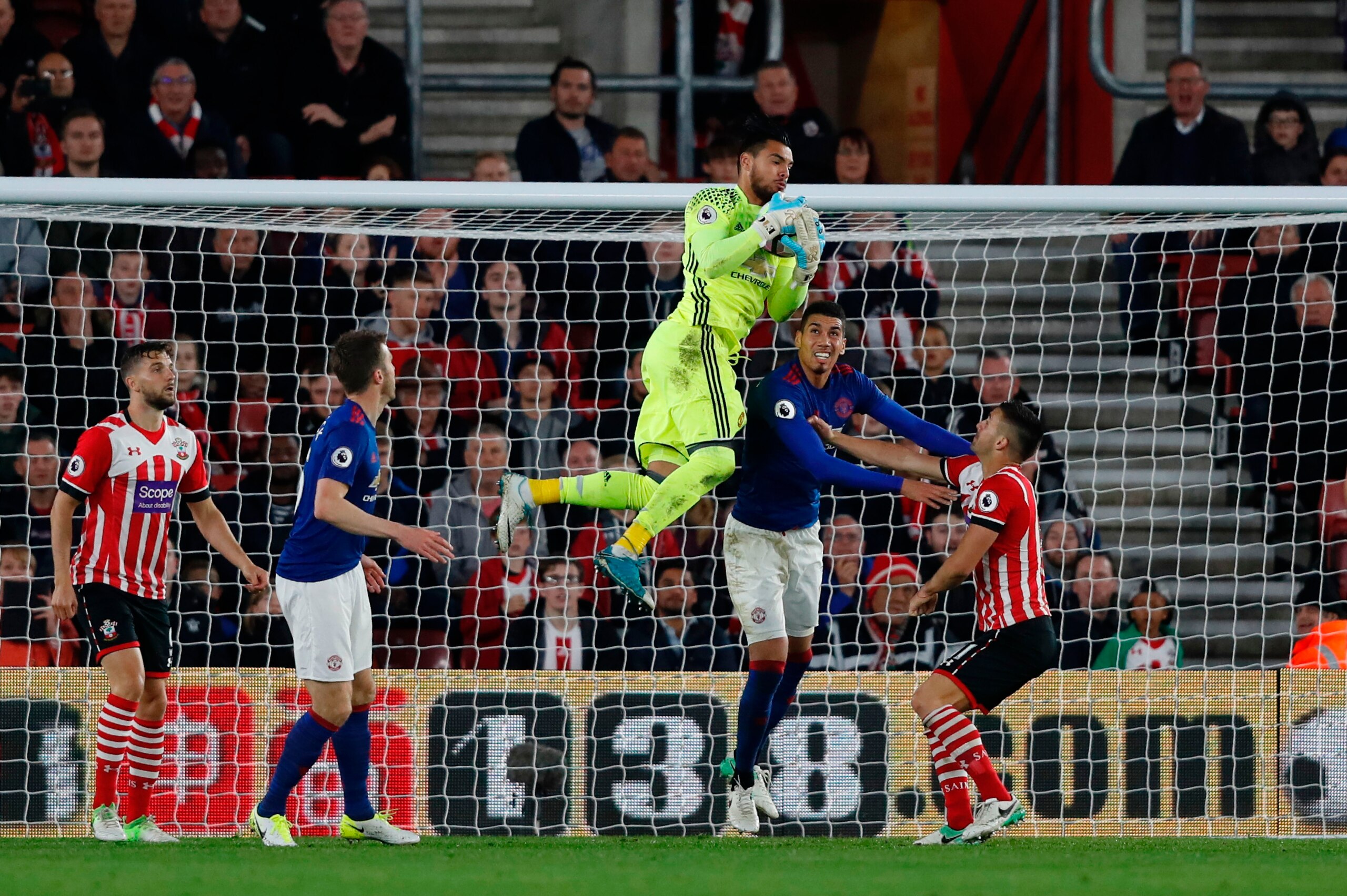 Manchester United's Argentinian goalkeeper Sergio Romero (C) claims the ball during the English Premier League football match between Southampton and Manchester United at St Mary's Stadium in Southampton, southern England on May 17, 2017. / AFP PHOTO / Ad