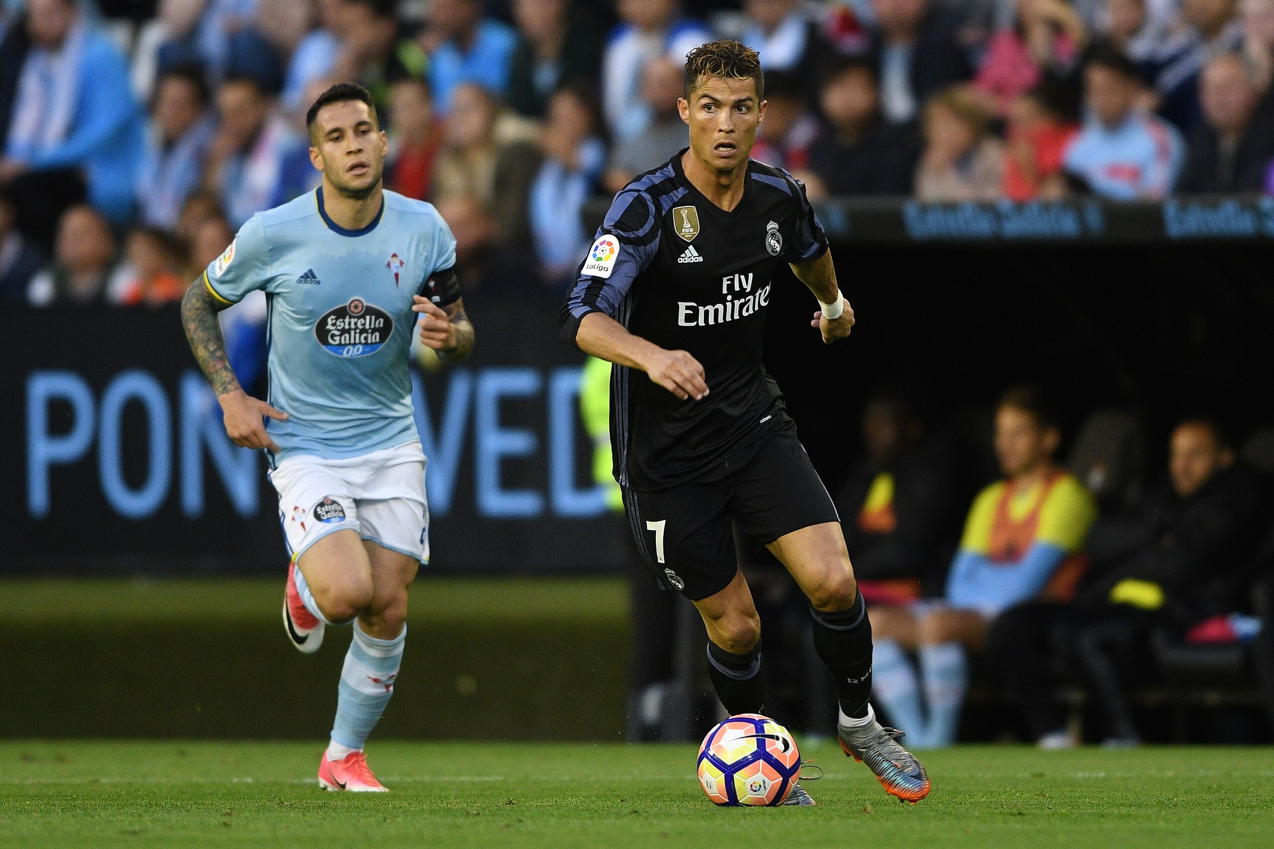 VIGO, SPAIN - MAY 17: Hugo Mallo of RC Celta in action against Cristiano Ronaldo of Real Madrid during the La Liga match, between Celta Vigo and Real Madrid at Estadio Balaidos on May 17, 2017 in Vigo, Spain. (Photo by Octavio Passos/Getty Images) VIGO, SPAIN - MAY 17: Hugo Mallo of RC Celta in action against Cristiano Ronaldo of Real Madrid during the La Liga match, between Celta Vigo and Real Madrid at Estadio Balaidos on May 17, 2017 in Vigo, Spain. (Photo by Octavio Passos/Getty Images)