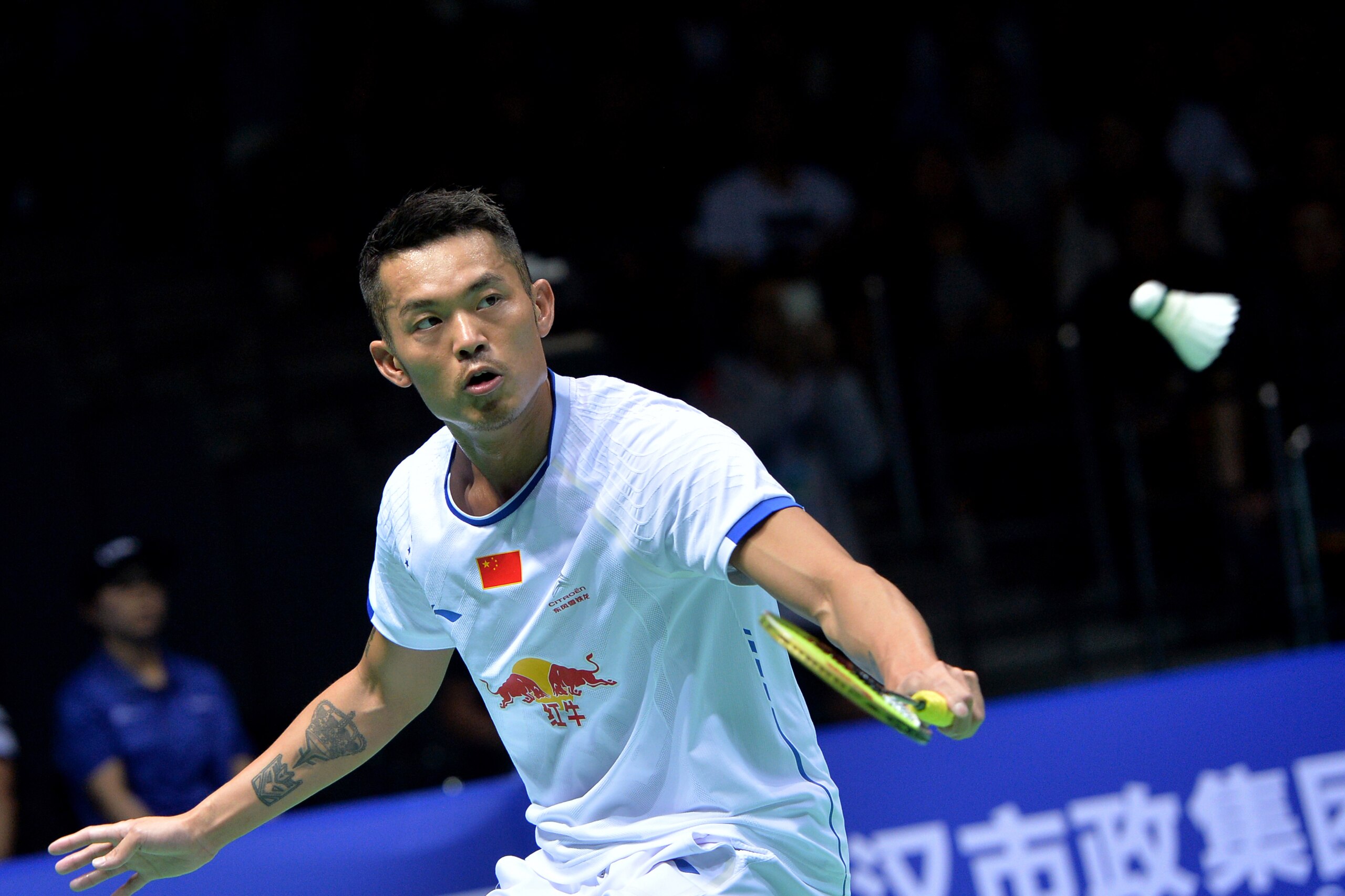 Lin Dan of China hits a return against Lee Chong Wei of Malaysia during their men's singles semi-final match at the 2017 Badminton Asia Championships in Wuhan, central China's Hubei province on April 29, 2017. / AFP PHOTO / STR / China OUT (Photo c Lin Dan of China hits a return against Lee Chong Wei of Malaysia during their men's singles semi-final match at the 2017 Badminton Asia Championships in Wuhan, central China's Hubei province on April 29, 2017. / AFP PHOTO / STR / China OUT (Photo c