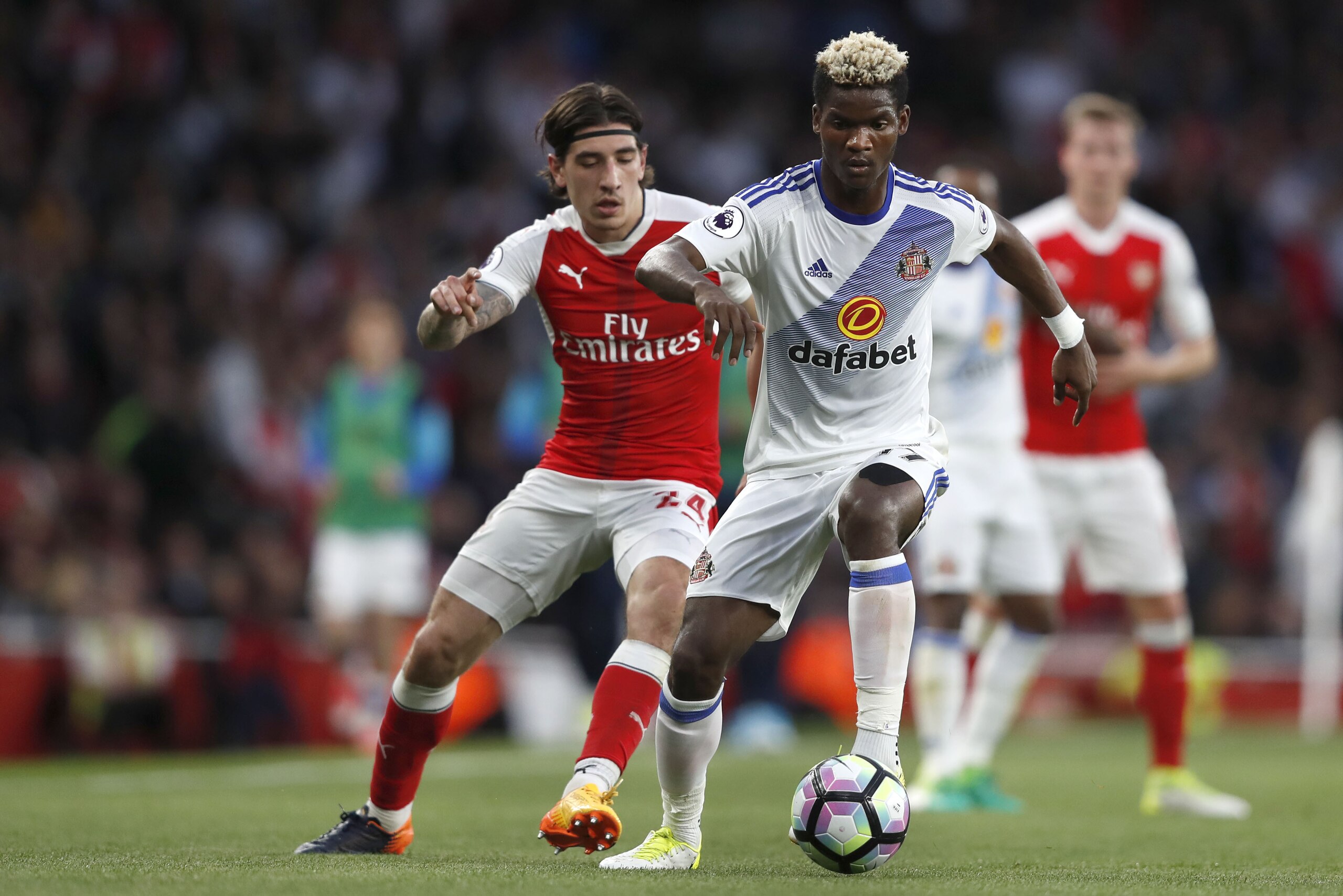 Sunderland's Gabonese midfielder Didier N'Dong (R) vies with Arsenal's Spanish defender Hector Bellerin (L) during the English Premier League football match between Arsenal and Sunderland at the Emirates Stadium in London on May 16, 2017.  / AFP PHOTO / A