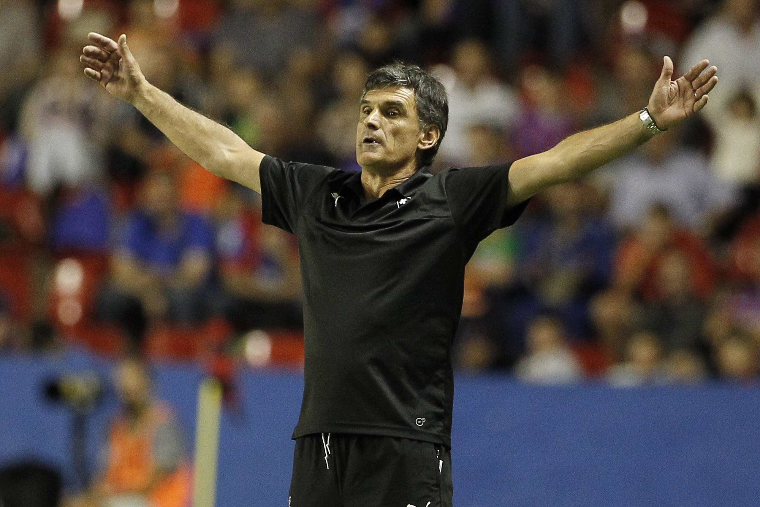 Eibar's coach Jose Luis Mendilibar gestures during the Spanish league football match Levante UD vs SD Eibar at the Ciutat de Valencia stadium in Valencia on September 23, 2015.    AFP PHOTO / JOSE JORDAN        (Photo credit should read JOSE JORDAN/AFP/Ge