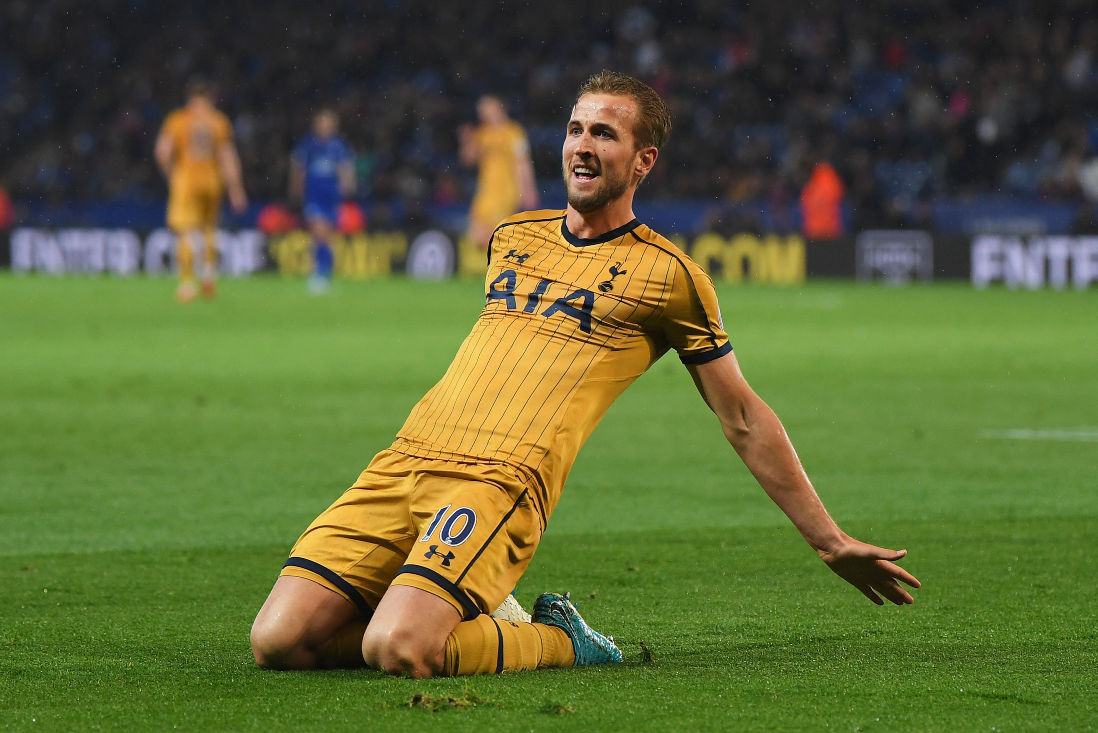 LEICESTER, ENGLAND - MAY 18:  Harry Kane of Tottenham Hotspur celebrates as he scores their fifth goal and completes his hat trick during the Premier League match between Leicester City and Tottenham Hotspur at The King Power Stadium on May 18, 2017 in Le