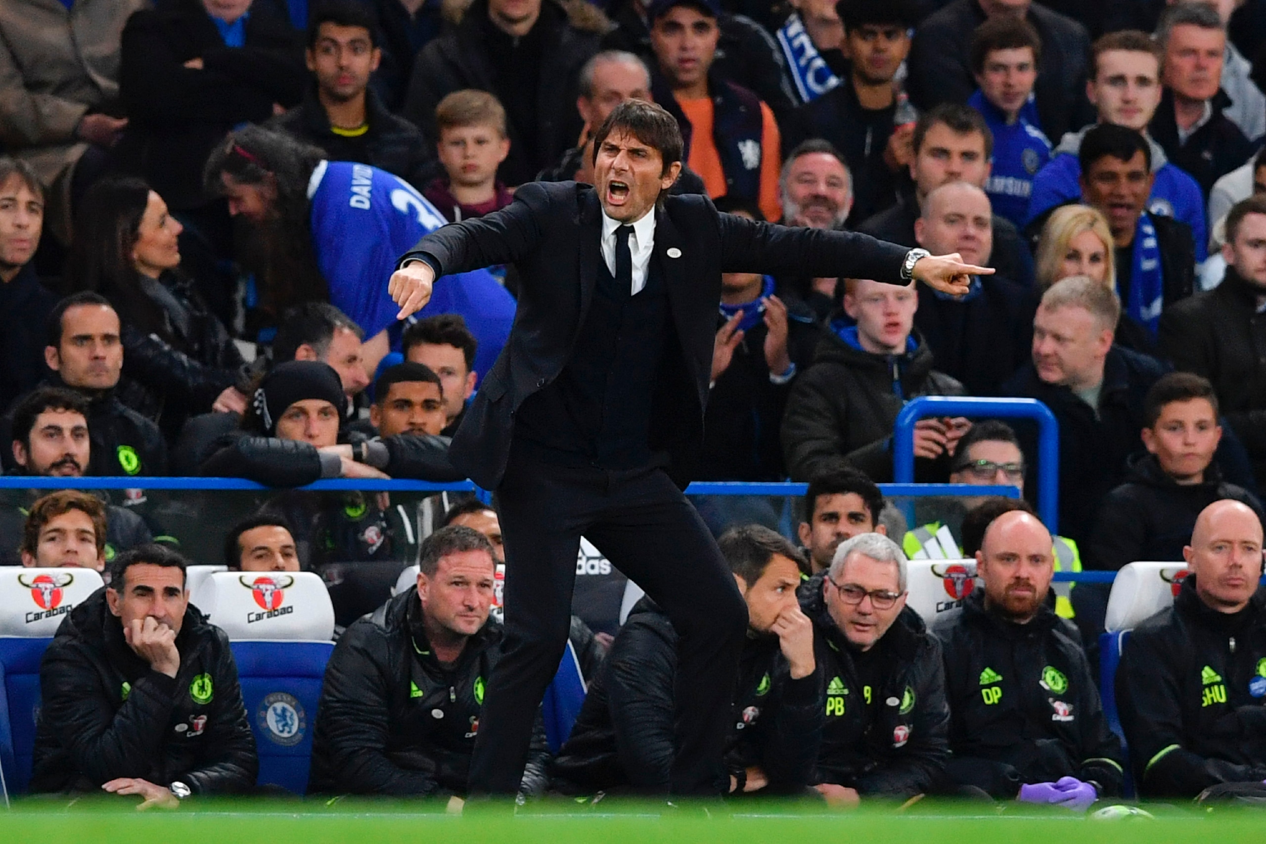 Chelsea's Italian head coach Antonio Conte gestures from the touchline during the English Premier League football match between Chelsea and Watford at Stamford Bridge in London on May 15, 2017. / AFP PHOTO / Ben STANSALL / RESTRICTED TO EDITORIAL USE. No Chelsea's Italian head coach Antonio Conte gestures from the touchline during the English Premier League football match between Chelsea and Watford at Stamford Bridge in London on May 15, 2017. / AFP PHOTO / Ben STANSALL / RESTRICTED TO EDITORIAL USE. No