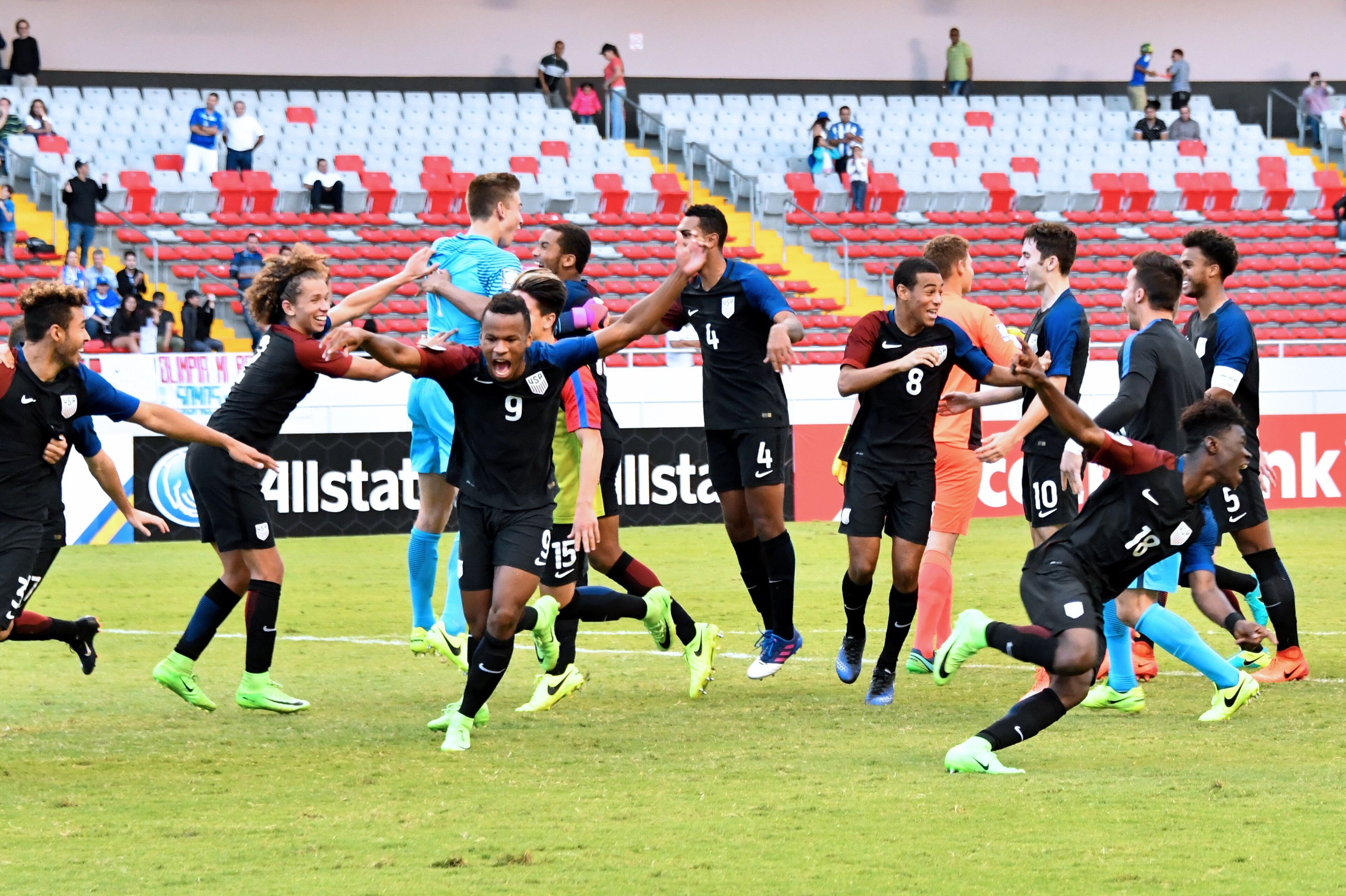 US footballers celebrate after winning the penalty shootout of the U-20 Concacaf final football match against Honduras at the National stadium in San Jose on March 5, 2017. / AFP PHOTO / EZEQUIEL BECERRA        (Photo credit should read EZEQUIEL BECERRA/A