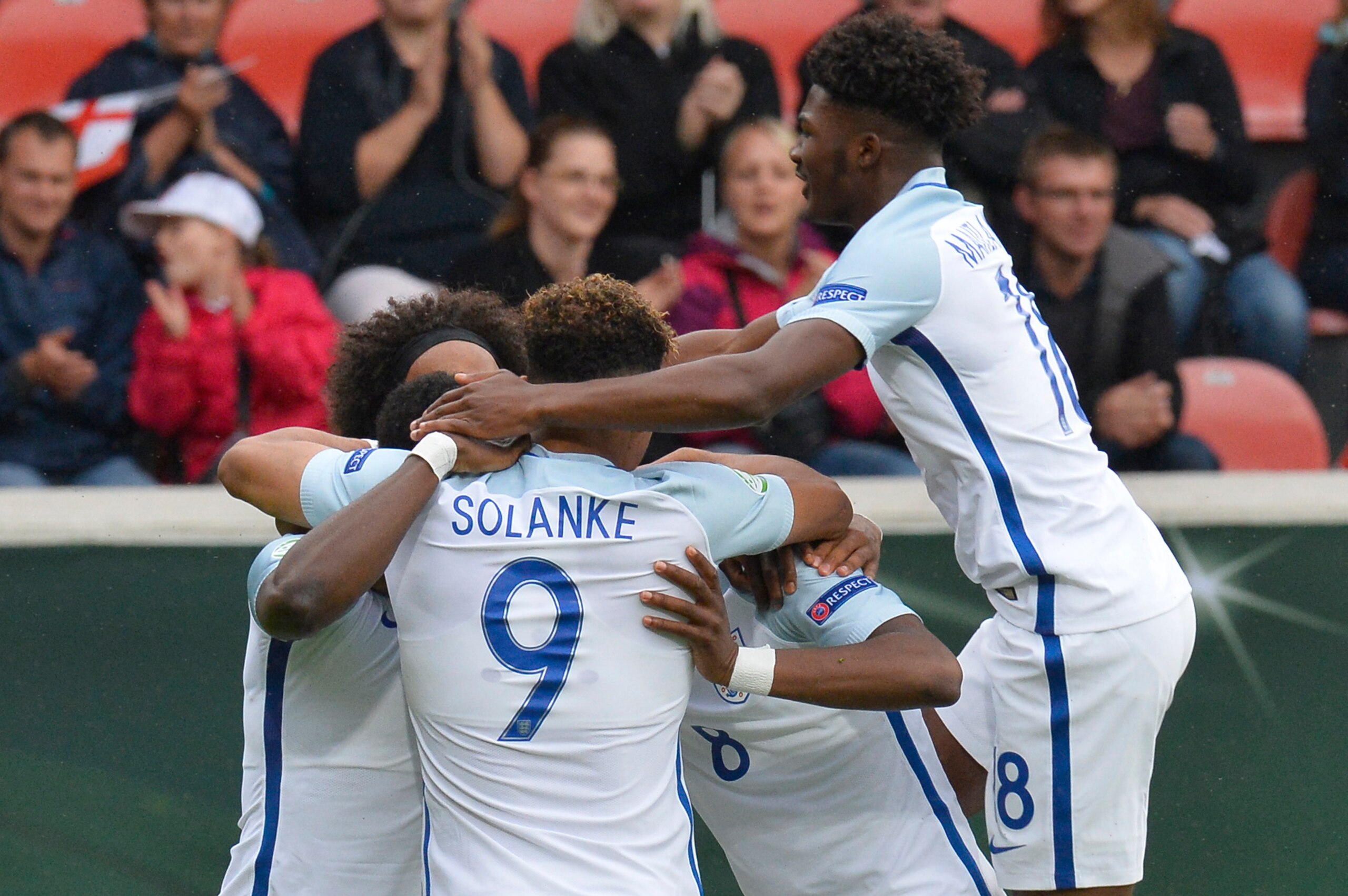 England's forward Dominic Solanke (C) celebrates with teammates after they scored the opening goal during the UEFA U-19 European Championship group B football match between France and England in Heidenheim, southern Germany, on July 12, 2016.     / AFP / 