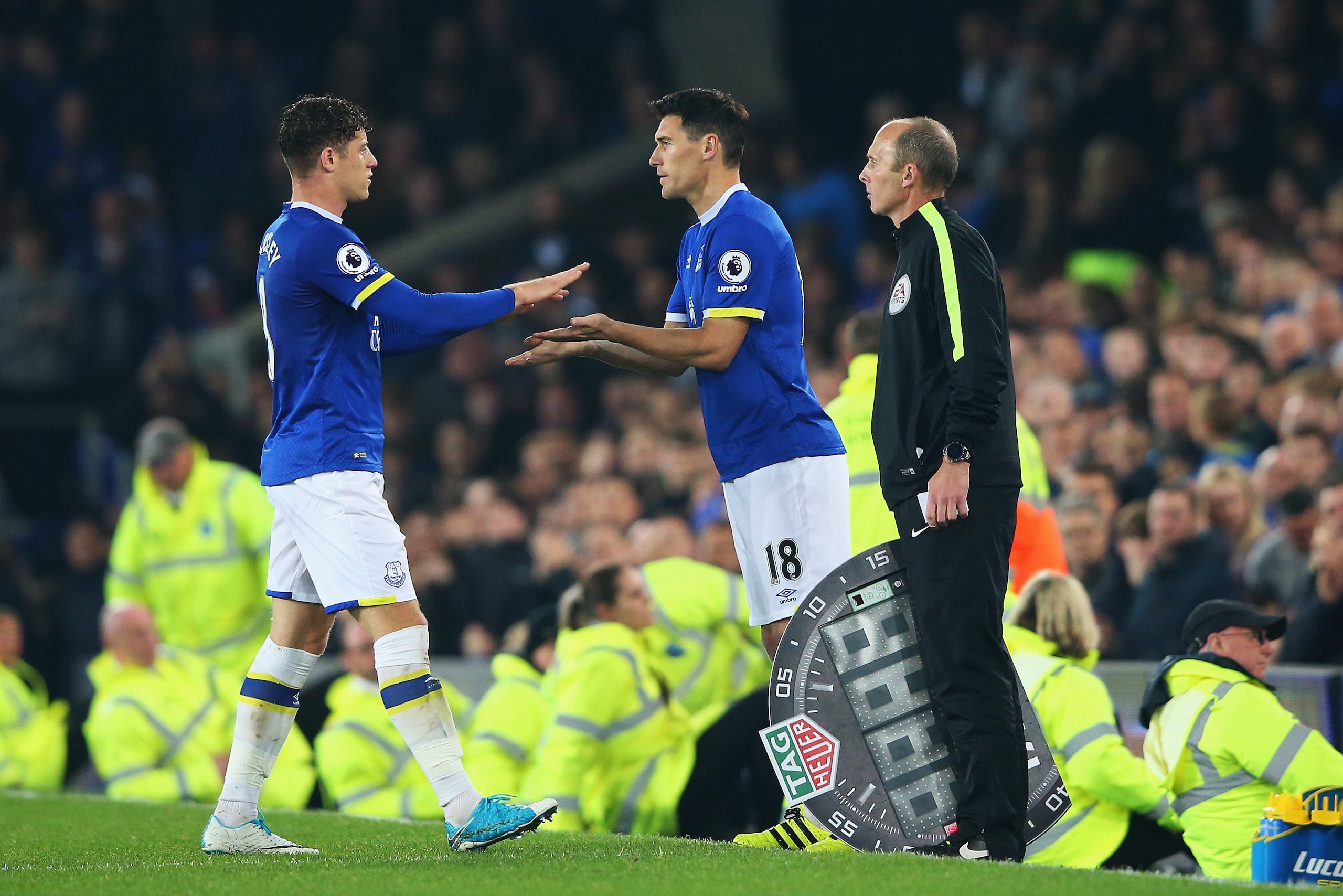 LIVERPOOL, ENGLAND - MAY 12: Gareth Barry of Everton comes on for Ross Barkley of Everton during the Premier League match between Everton and Watford at Goodison Park on May 12, 2017 in Liverpool, England.  (Photo by Alex Livesey/Getty Images)