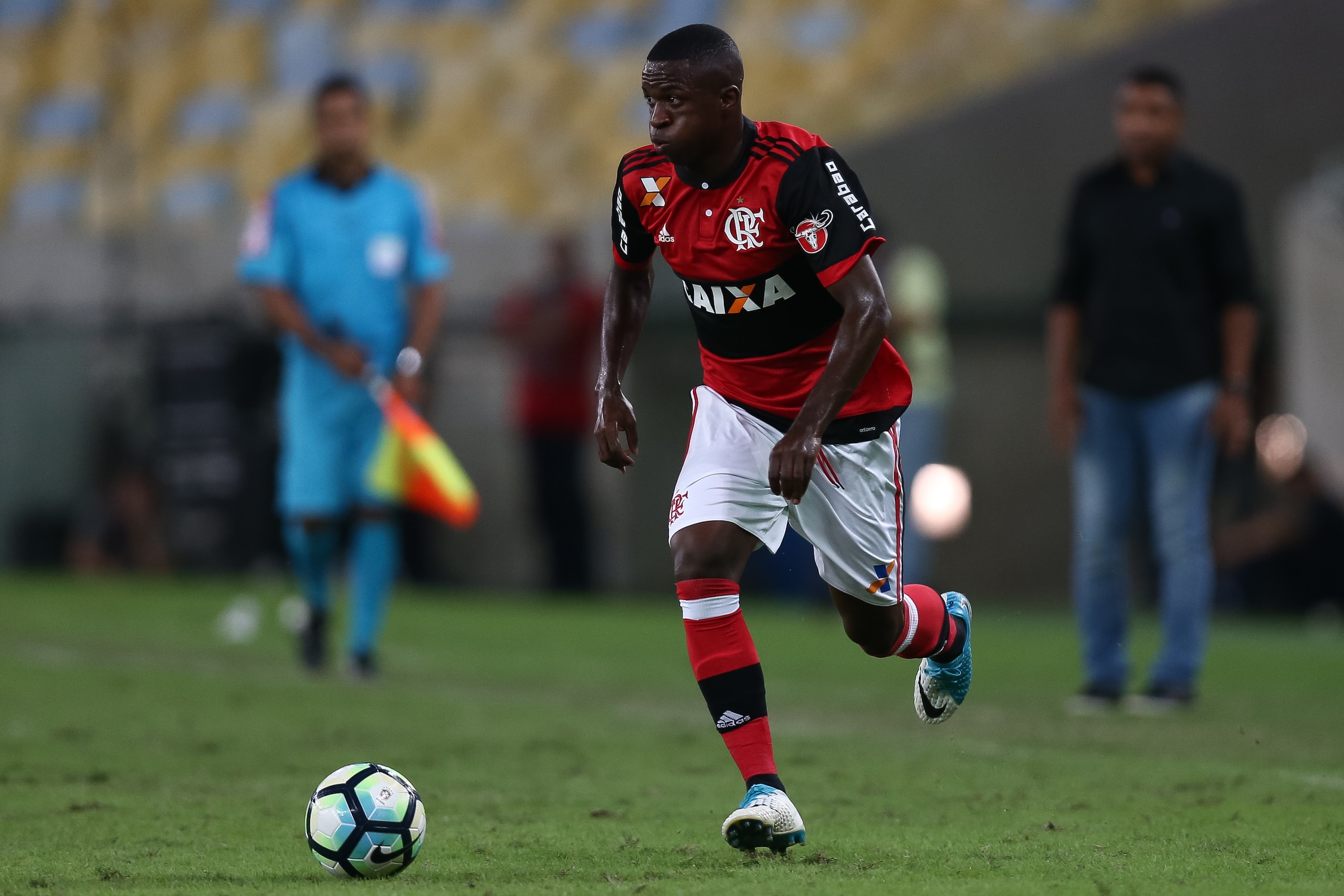 RIO DE JANEIRO, BRAZIL - MAY 13: Vinicius Jr. of Flamengo in action during a match between Flamengo and Atletico MG part of Brasileirao Series A 2017 at Maracana Stadium on May 13, 2017 in Rio de Janeiro, Brazil. (Photo by Buda Mendes/Getty Images)