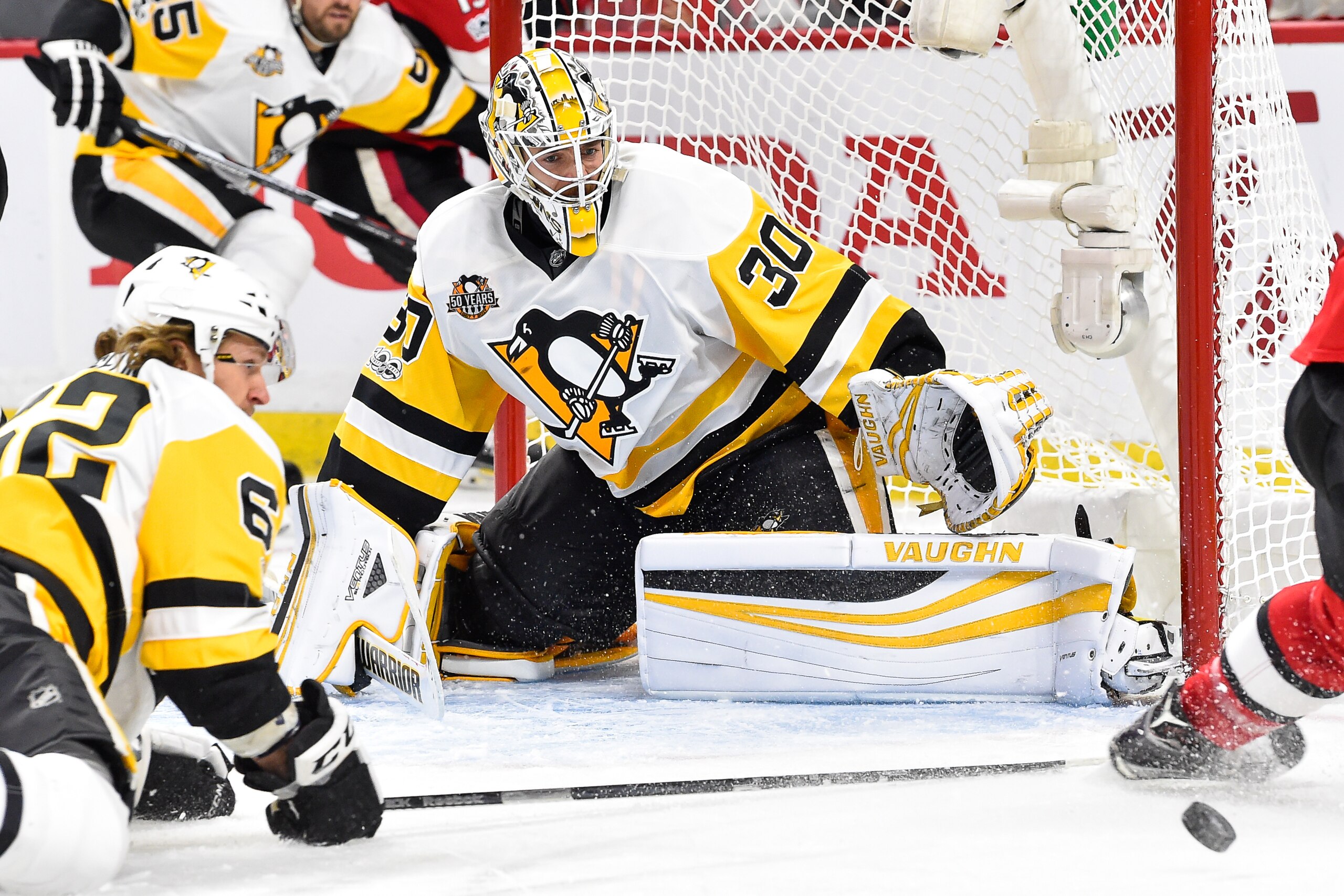 OTTAWA, ON - MAY 19:  Goaltender Matt Murray #30 of the Pittsburgh Penguins watches the puck against the Ottawa Senators in Game Four of the Eastern Conference Final during the 2017 NHL Stanley Cup Playoffs at Canadian Tire Centre on May 19, 2017 in Ottaw