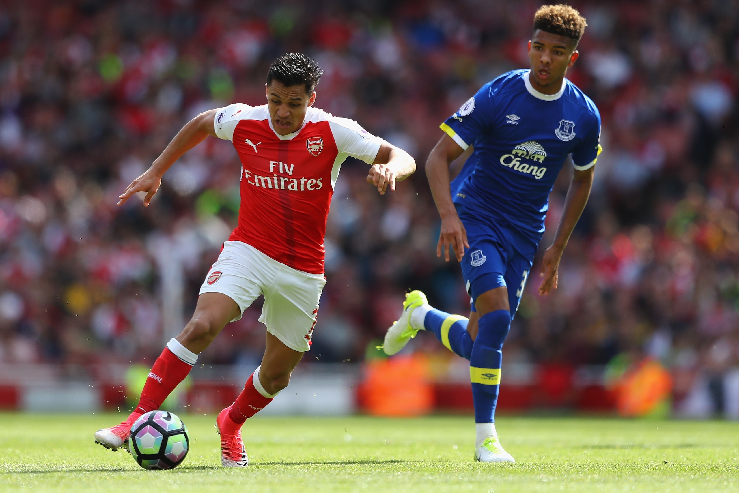 LONDON, ENGLAND - MAY 21:  Alexis Sanchez of Arsenal in action during the Premier League match between Arsenal and Everton at Emirates Stadium on May 21, 2017 in London, England.  (Photo by Clive Mason/Getty Images)