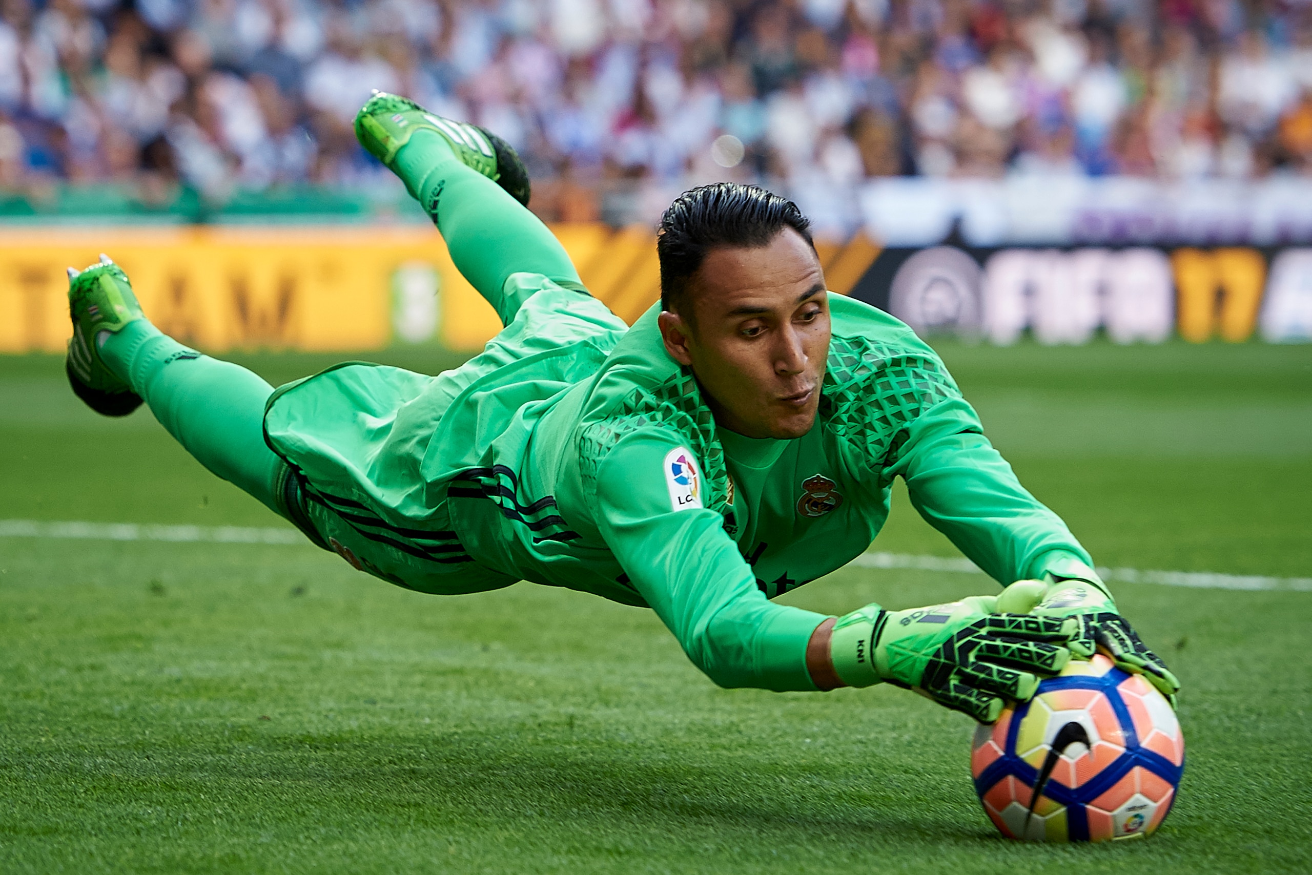 MADRID, SPAIN - MAY 14:  Keylor Navas of Real Madrid in action during the La Liga match between Real Madrid CF and Sevilla CF at Estadio Santiago Bernabeu on May 14, 2017 in Madrid, Spain.  (Photo by fotopress/Getty Images )