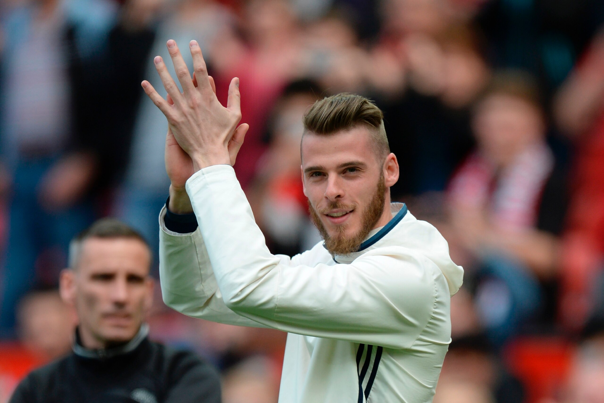 de Manchester United's Spanish goalkeeper David de Gea walks on the pitch to applaud the fans at the end of the English Premier League football match between Manchester United and Cyrstal Palace at Old Trafford in Manchester, north west England, on May 21