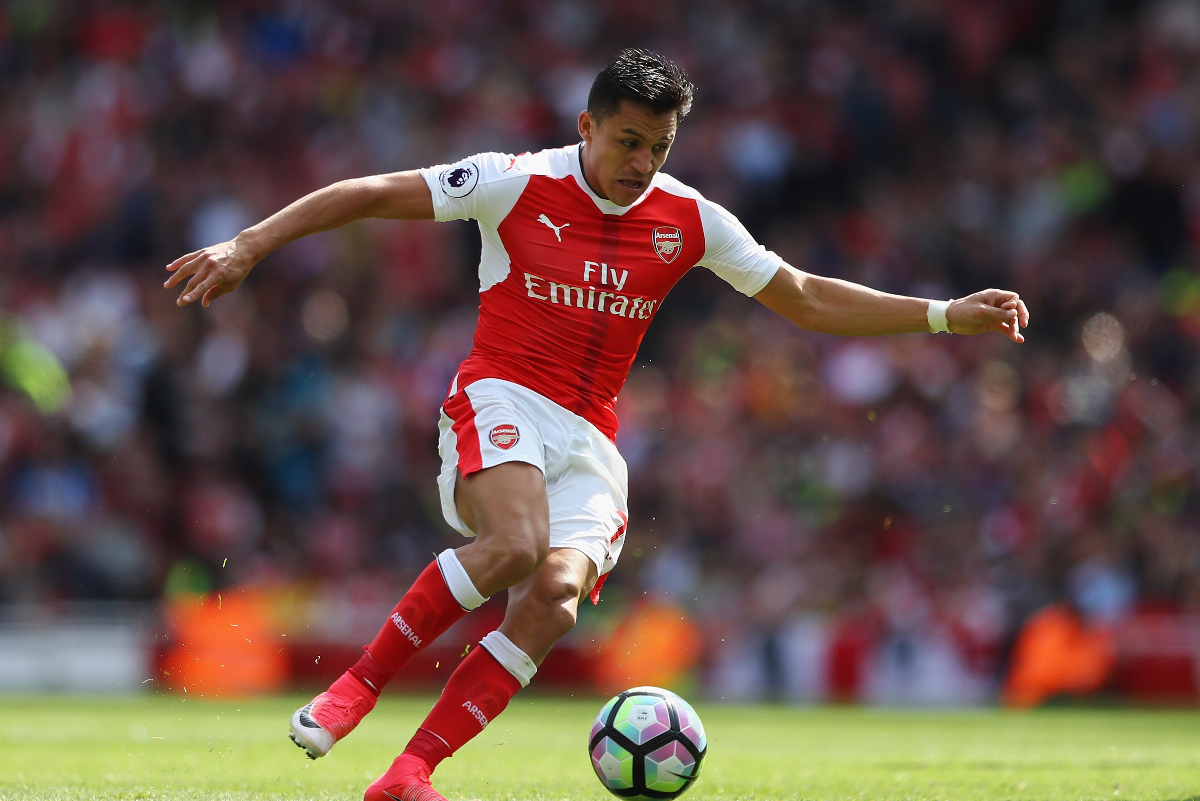 LONDON, ENGLAND - MAY 21:  Alexis Sanchez of Arsenal in action during the Premier League match between Arsenal and Everton at Emirates Stadium on May 21, 2017 in London, England.  (Photo by Clive Mason/Getty Images)