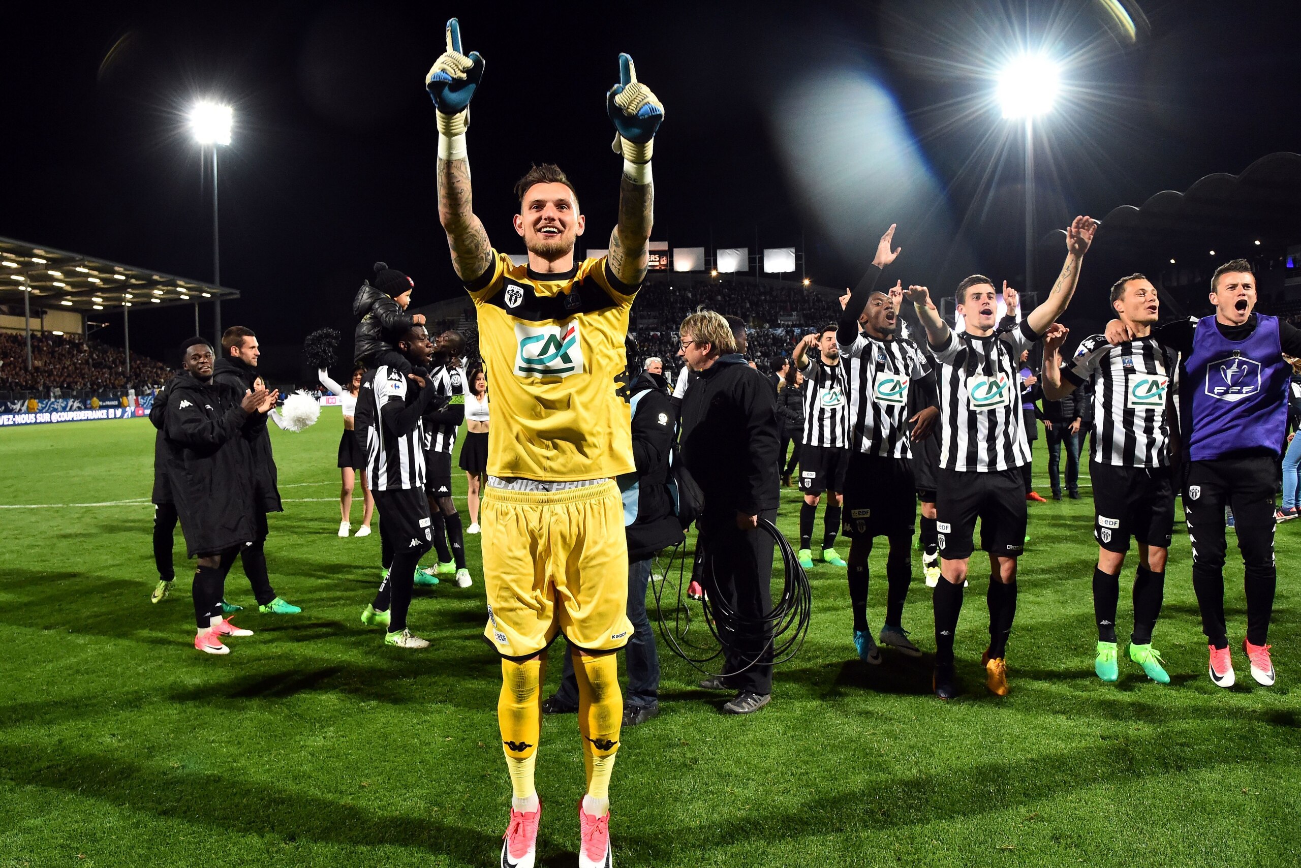 Angers' French goalkeeper Alexandre Letellier (C) and teammates celebrate after winning the French Cup semi-final match between Angers (SCO) and EA Guingamp, on April 25, 2017 at the Raymond-Kopa Stadium, in Angers, northwestern France.  / AFP PHOTO / JEA