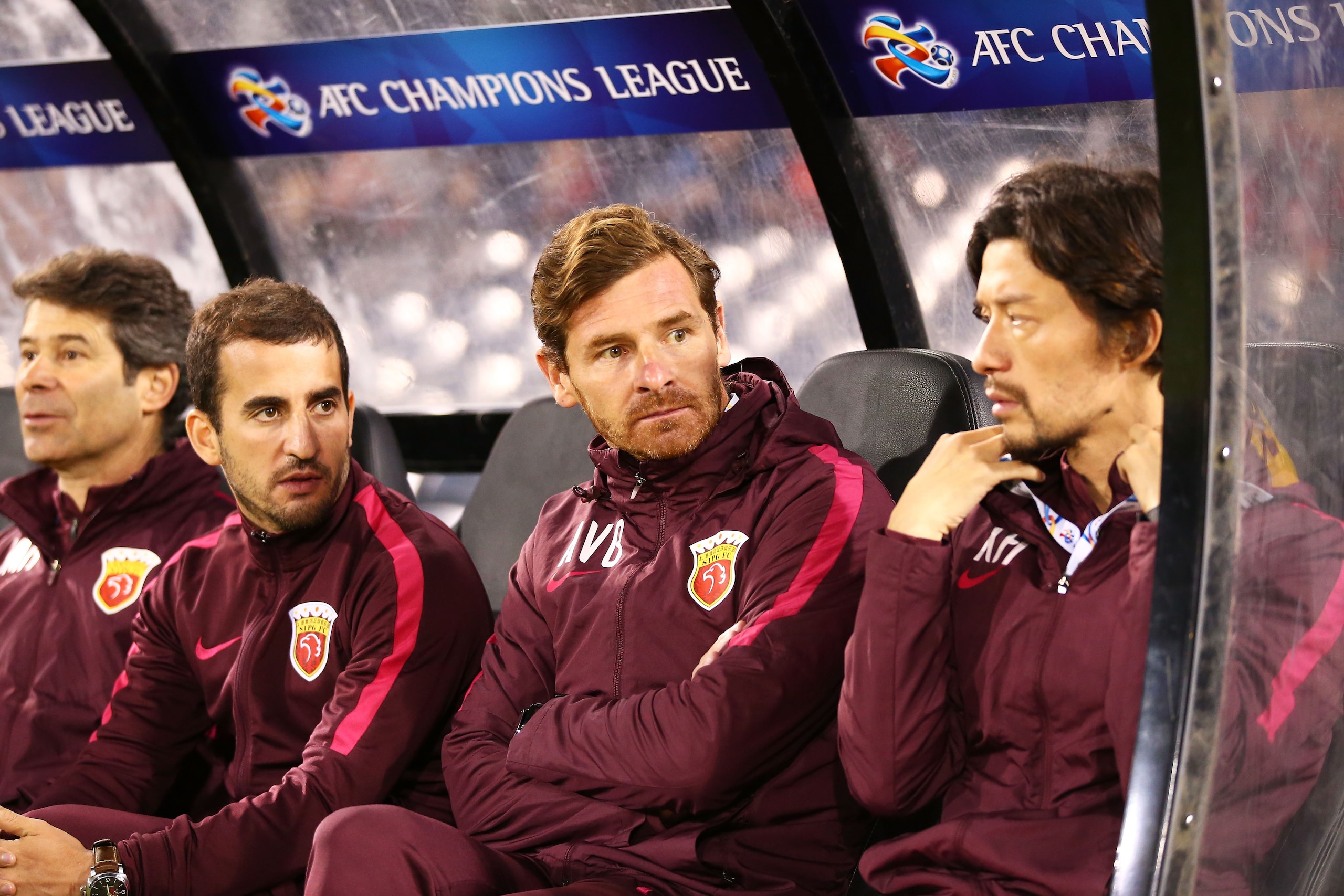 SYDNEY, AUSTRALIA - MAY 10:  Shanghai coach Andre Villas-Boas looks on during the AFC Asian Champions League Group Stage match between the Western Sydney Wanderers and Shanghai SIPG FC at Campbelltown Sports Stadium on May 10, 2017 in Sydney, Australia.  