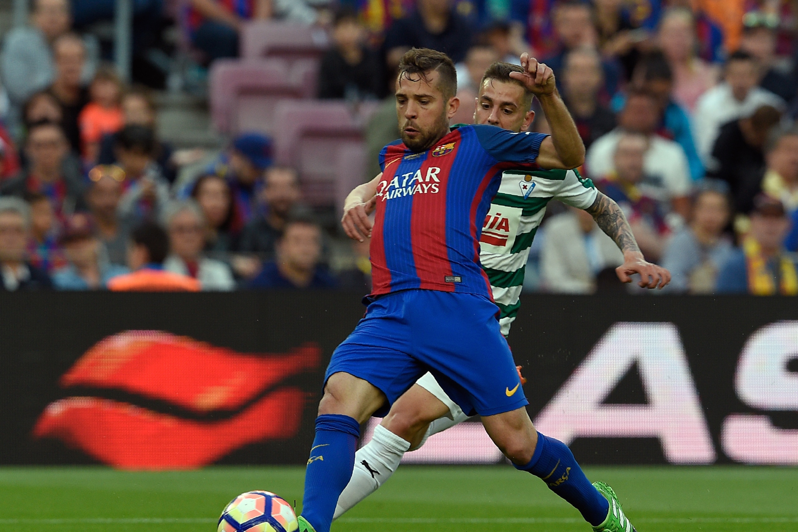 Barcelona's defender Jordi Alba vies with Eibar's midfielder Ruben Pena (R) during the Spanish league football match FC Barcelona vs SD Eibar at the Camp Nou stadium in Barcelona on May 21, 2017. / AFP PHOTO / LLUIS GENE        (Photo credit should read L