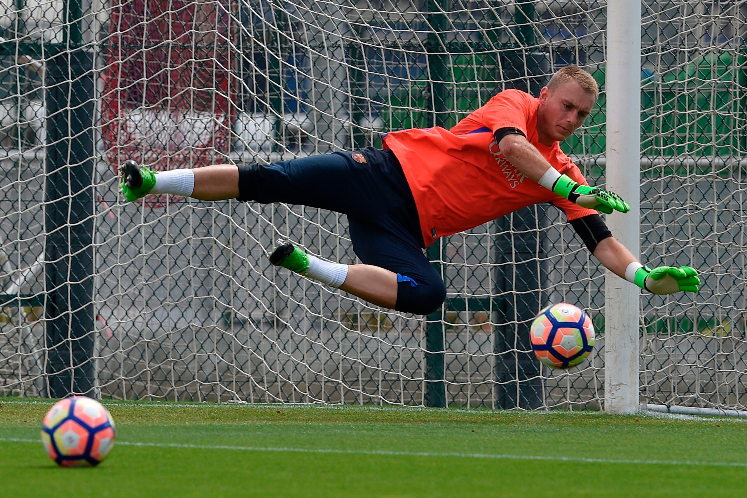 Barcelona's Dutch goalkeeper Jasper Cillessen stops a ball during a training session at the Sports Center FC Barcelona Joan Gamper in Sant Joan Despi, near Barcelona on May 5, 2017. / AFP PHOTO / LLUIS GENE        (Photo credit should read LLUIS GENE/AFP/