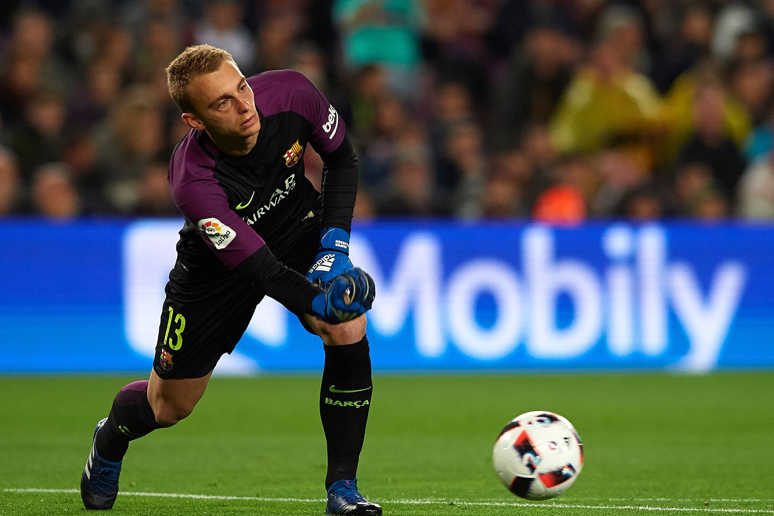 BARCELONA, SPAIN - FEBRUARY 07:  Jasper Cillessen of Barcelona in action during the Copa del Rey semi-final second leg match between FC Barcelona and Atletico de Madrid at Camp Nou on February 7, 2017 in Barcelona, Spain.  (Photo by Manuel Queimadelos Alo