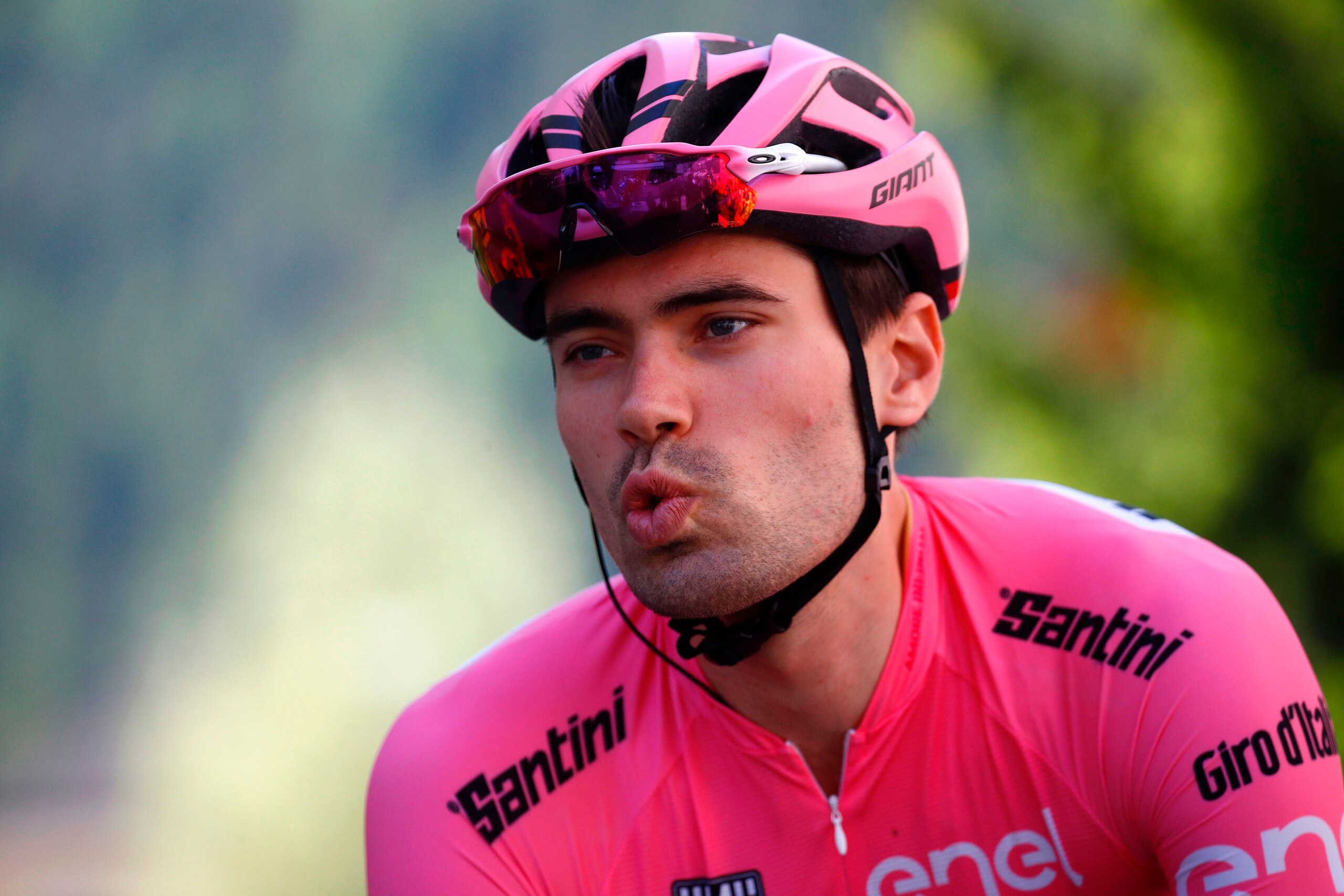 Dutch cyclist Tom Dumoulin (R) of Team Sunweb, wearing the overall leader pink jersey, prepares for the start of the 19th stage of 100th Giro d'Italia, Tour of Italy, from San Candido to Piancavallo of 191 km on May 26, 2017 in Piancavallo. / AFP PHOTO / Dutch cyclist Tom Dumoulin (R) of Team Sunweb, wearing the overall leader pink jersey, prepares for the start of the 19th stage of 100th Giro d'Italia, Tour of Italy, from San Candido to Piancavallo of 191 km on May 26, 2017 in Piancavallo. / AFP PHOTO /